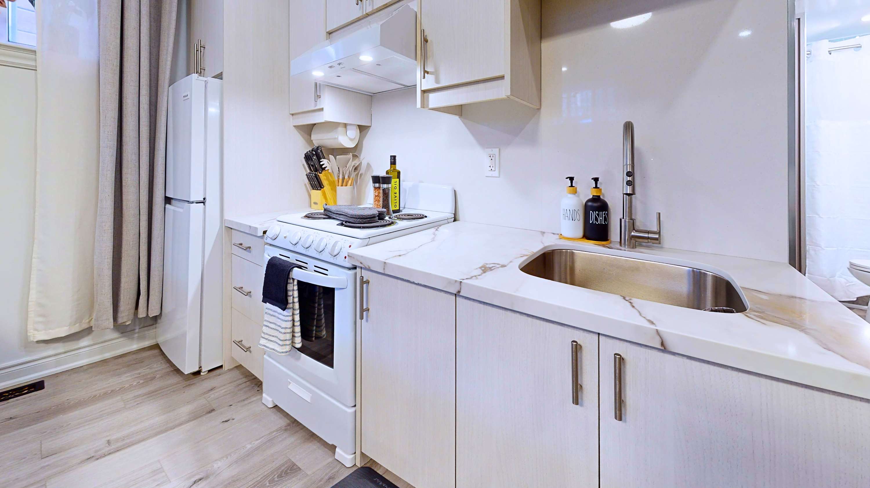 Stylish Queen Basement with Free Parking, photo 3 of 20