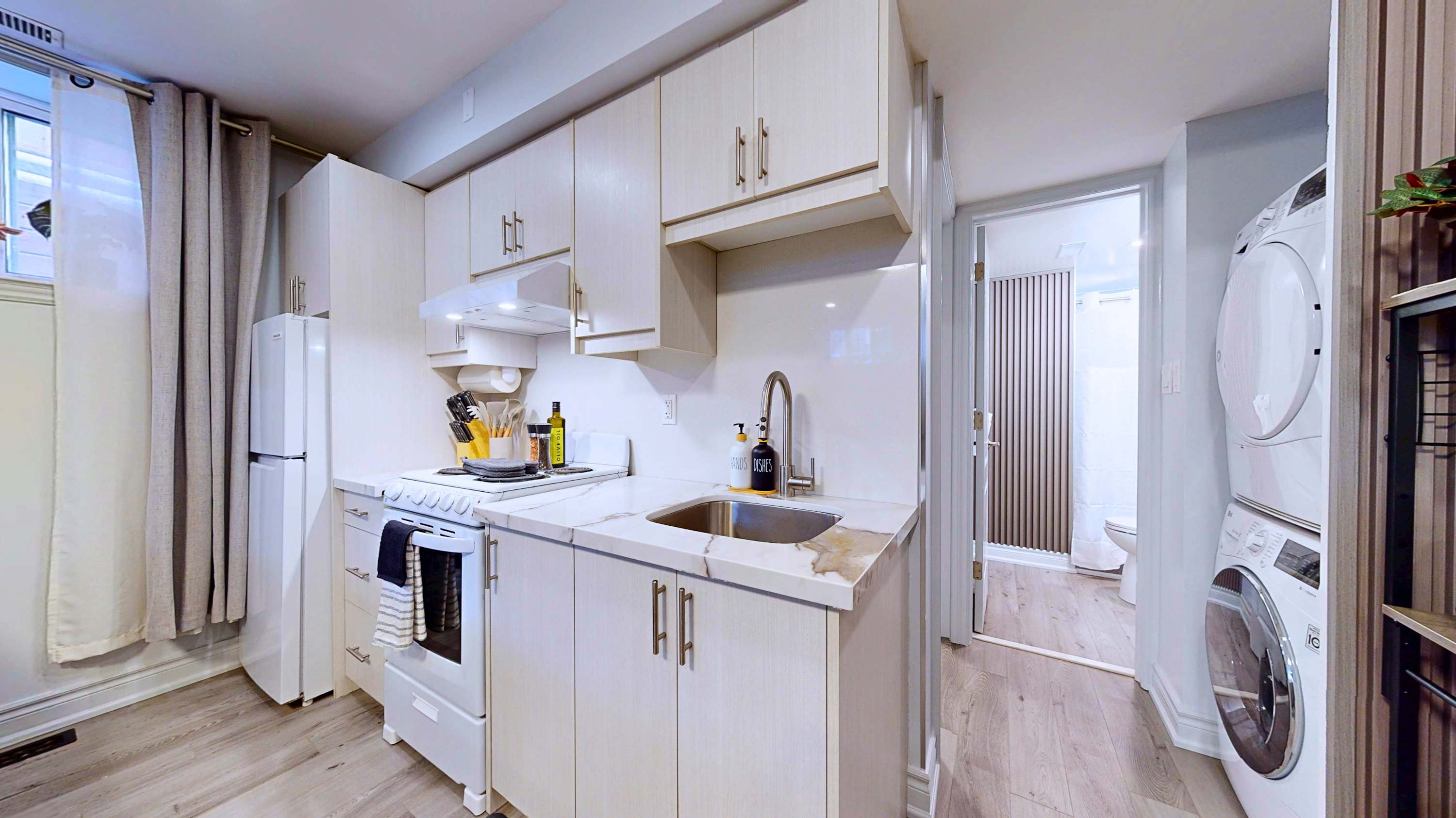 Stylish Queen Basement with Free Parking, photo 11 of 20