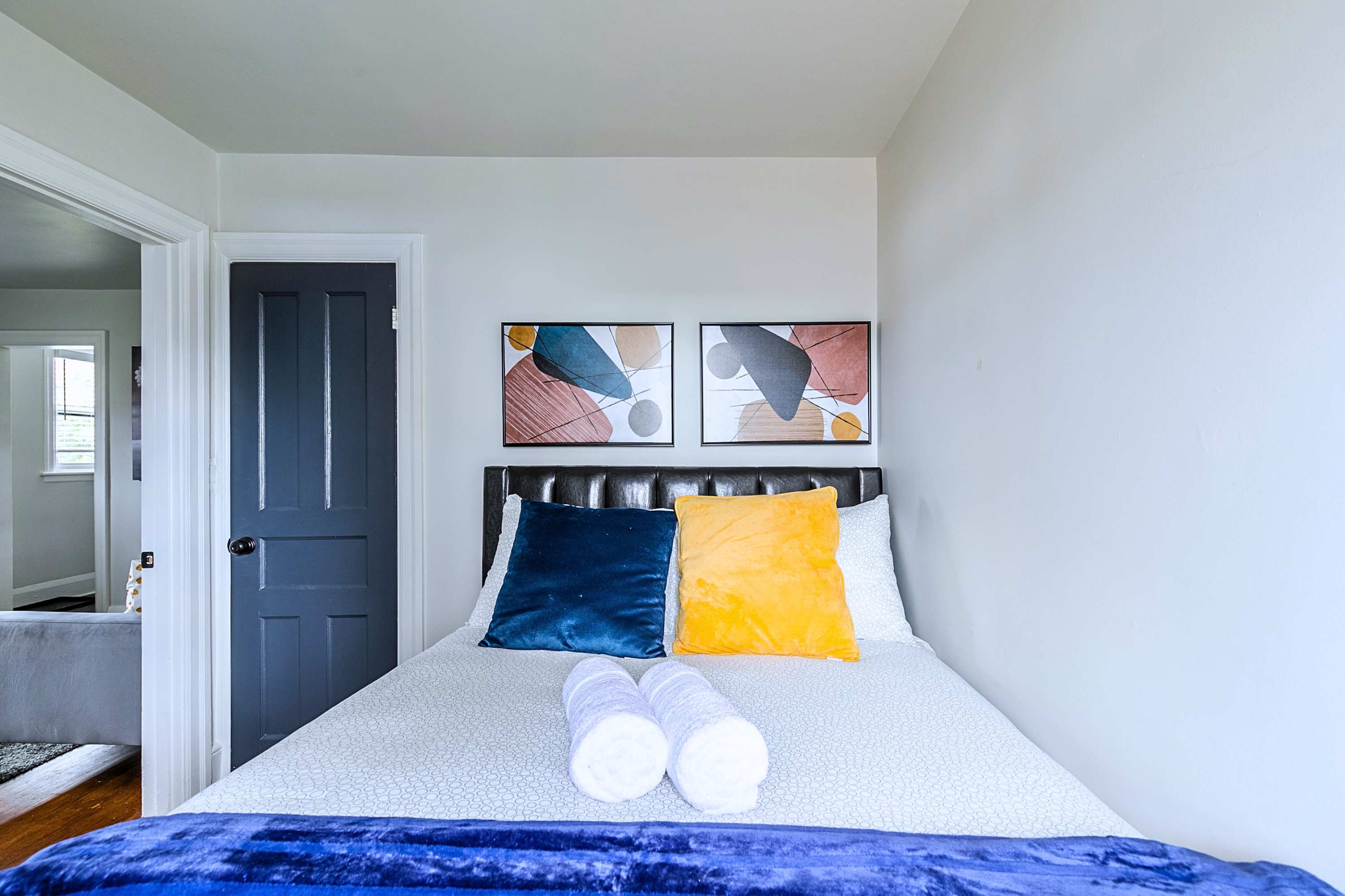Stylish City Stay, Near Dining & Attractions, photo 9 of 16