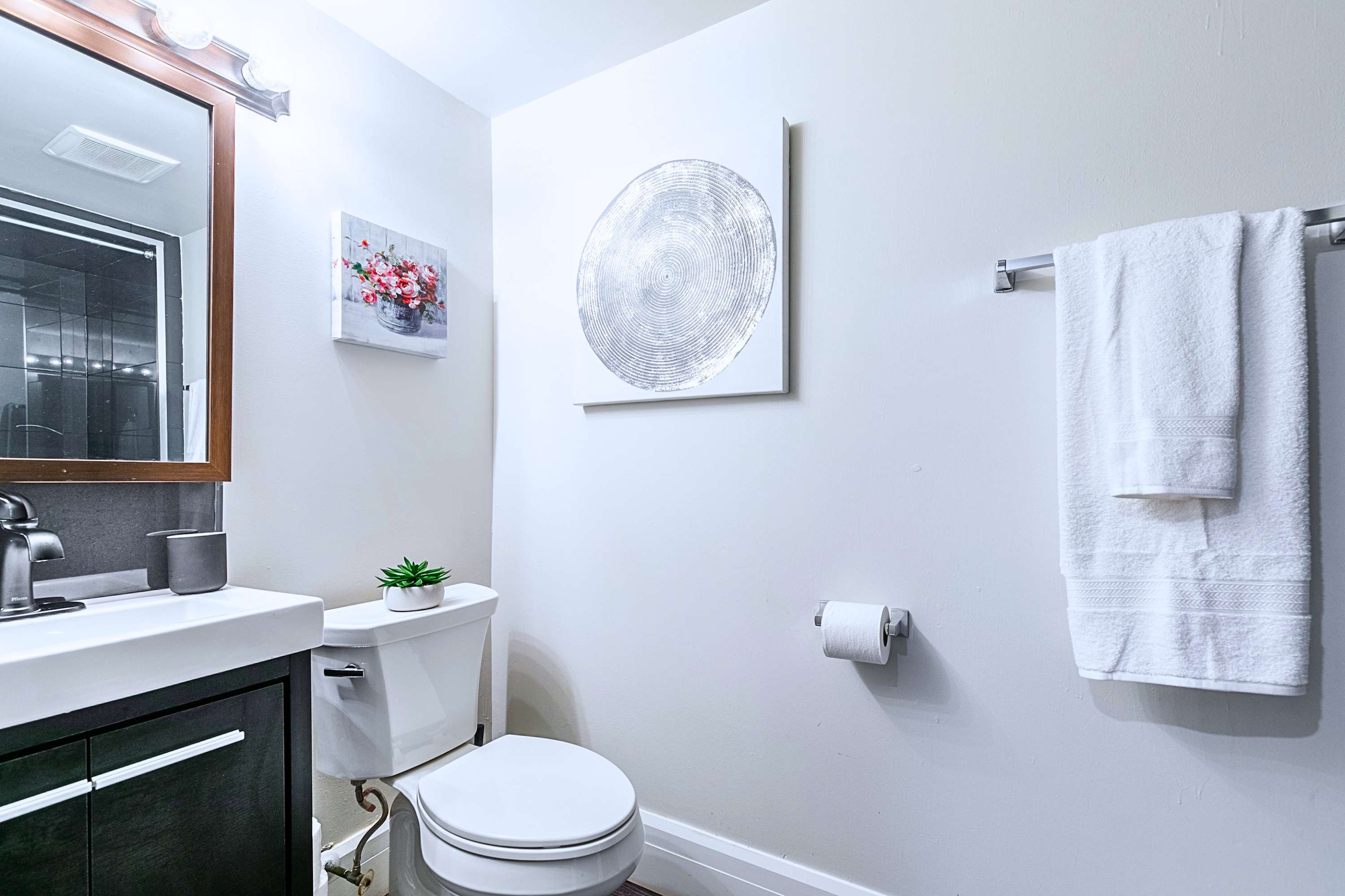 2BR Basement Unit in Durand - Walk to GO, photo 9 of 20