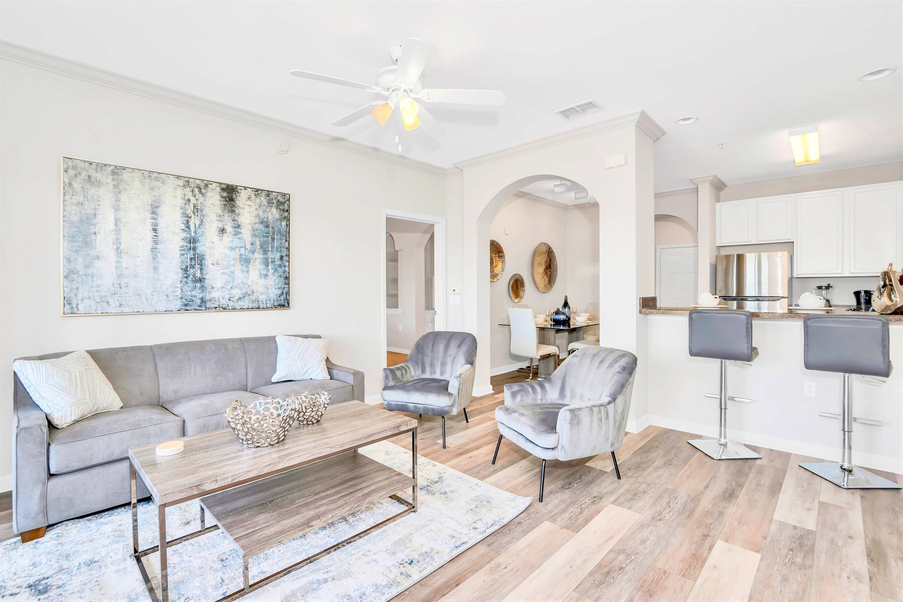 Beautiful Condo w Outdoor Pool and Sauna