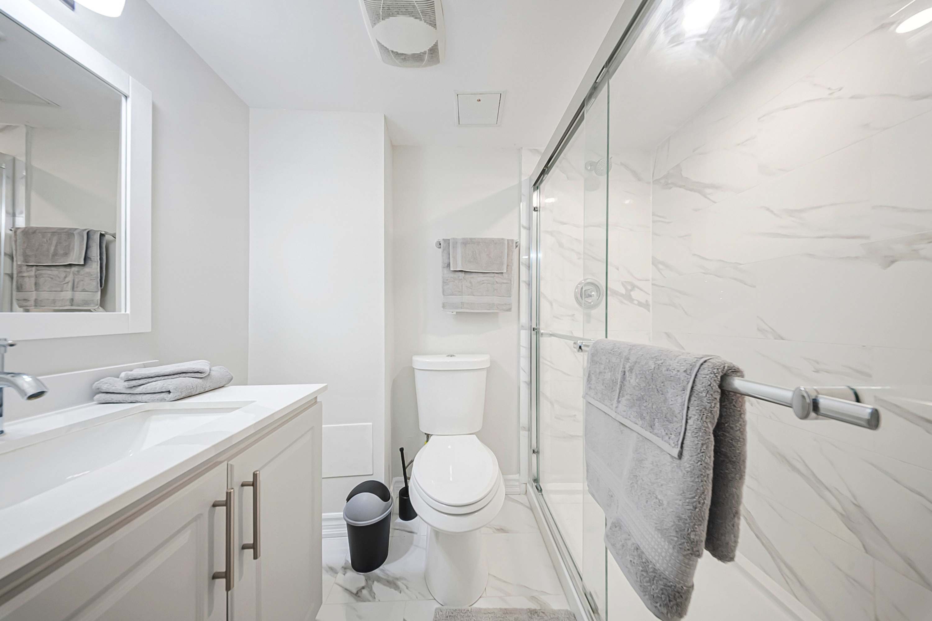 Full Bathroom 1