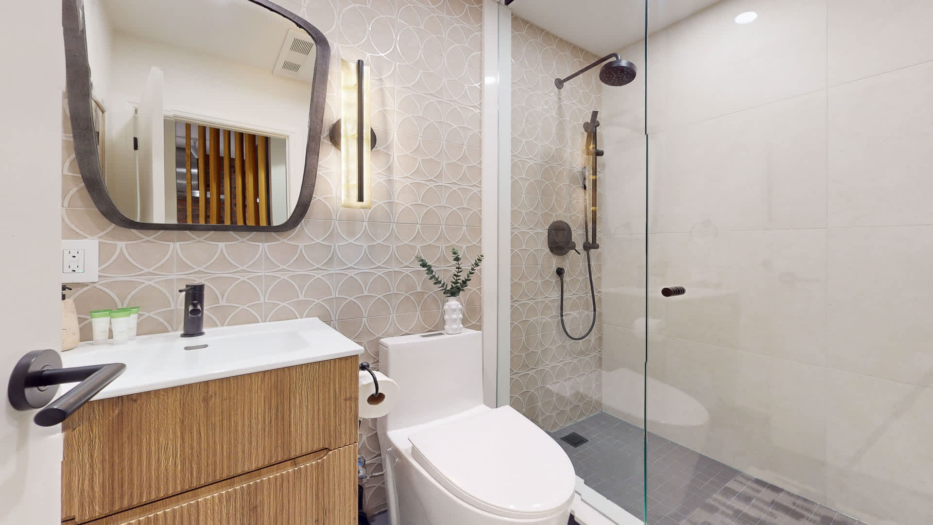 Full Bathroom 1