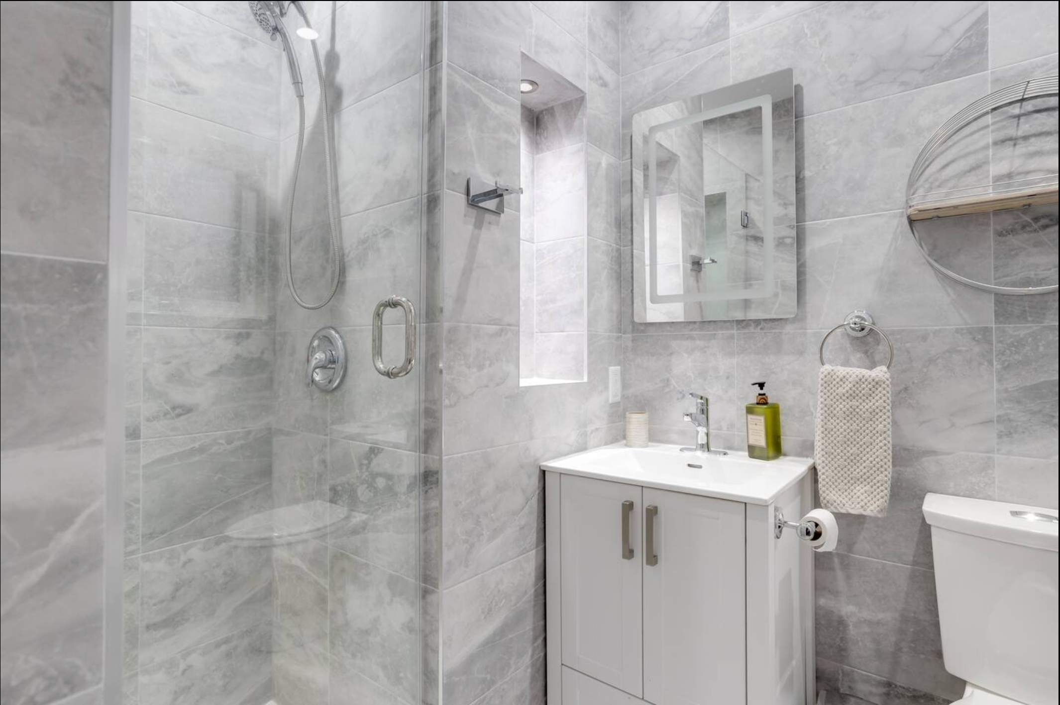 Full bathroom 1