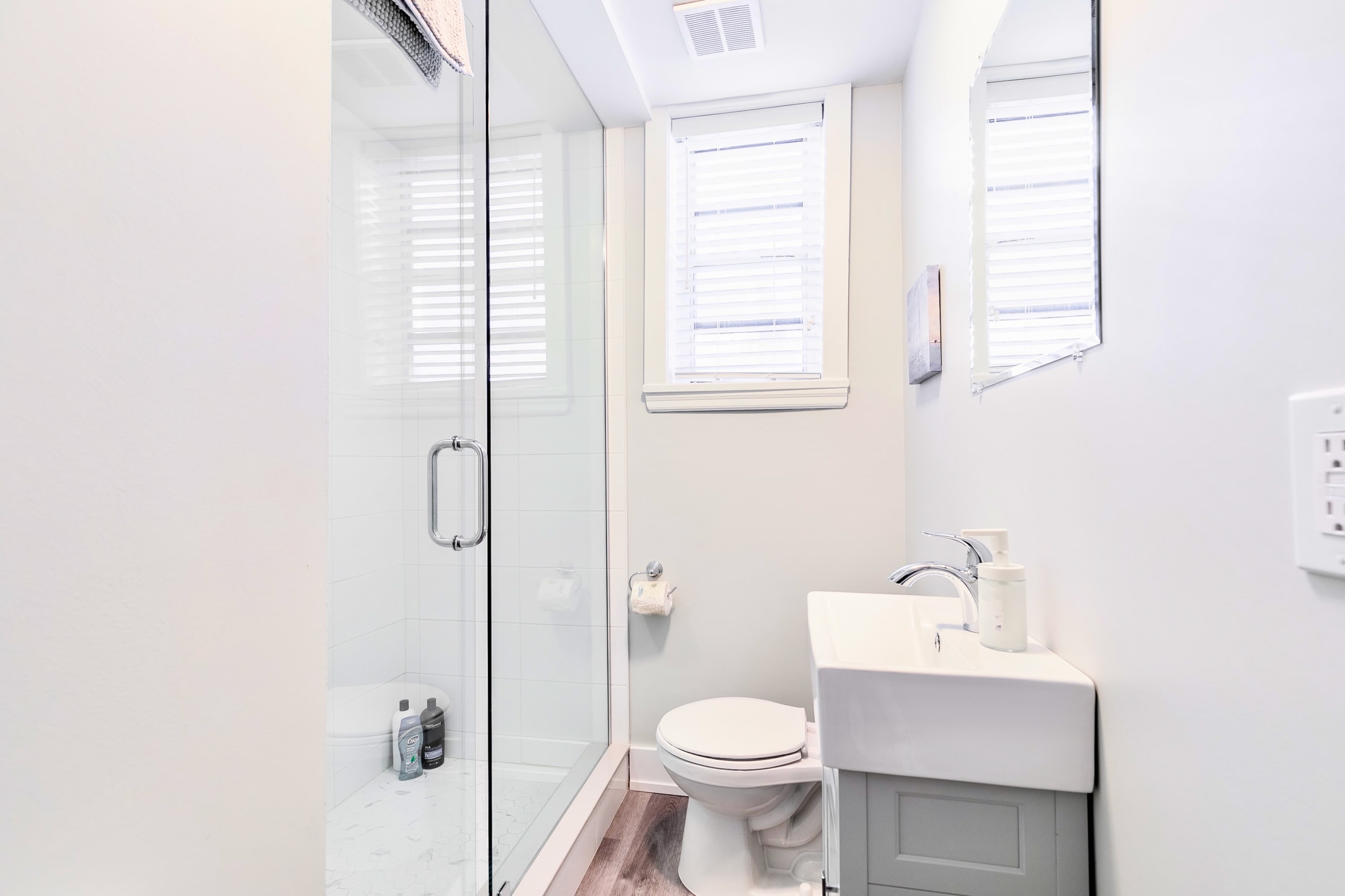 Full Bathroom 1