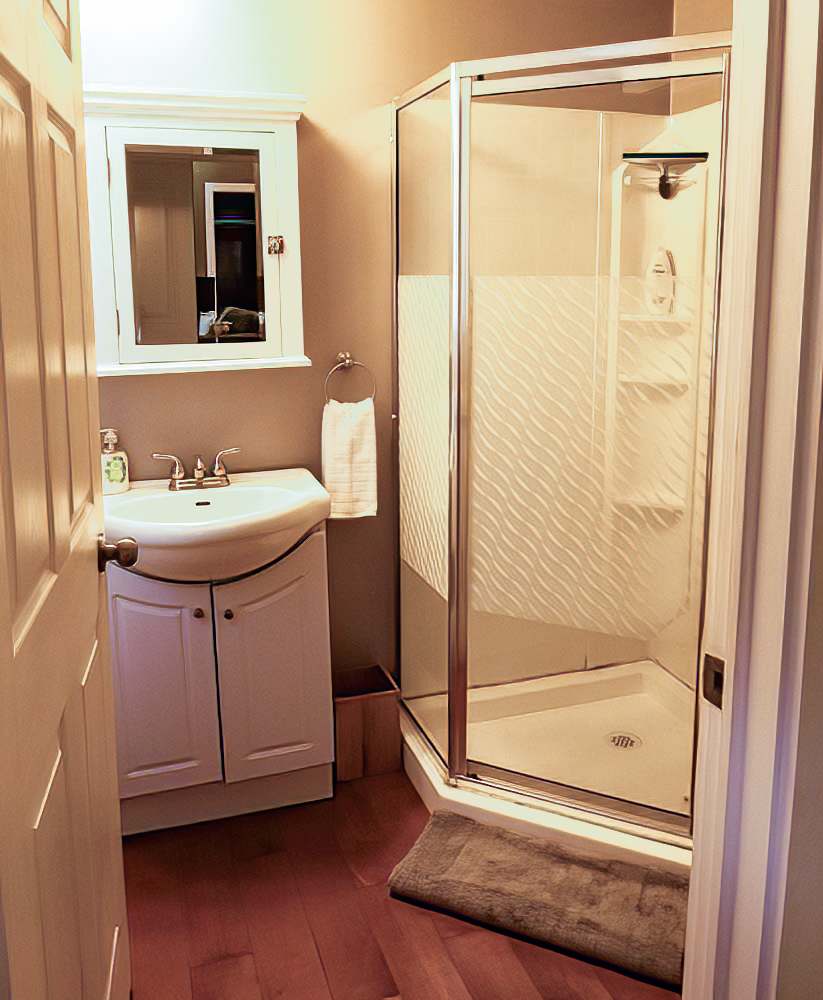 Full Bathroom 2