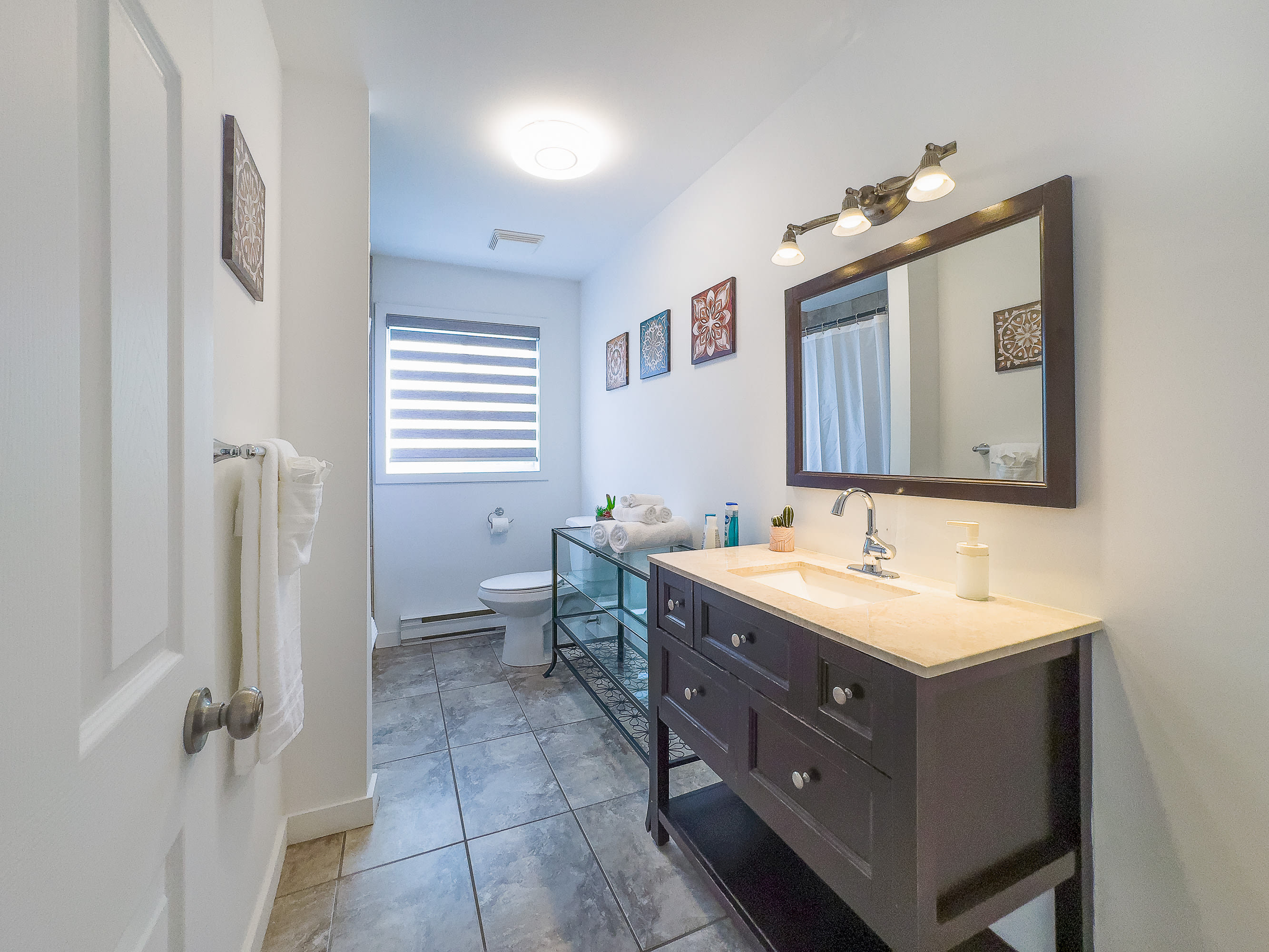 Full Bathroom 1