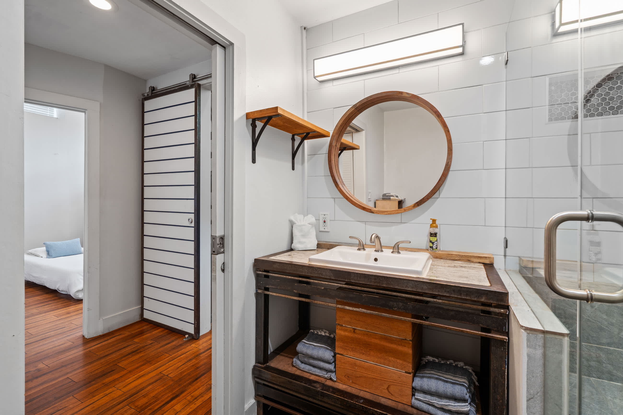 Full Bathroom 1