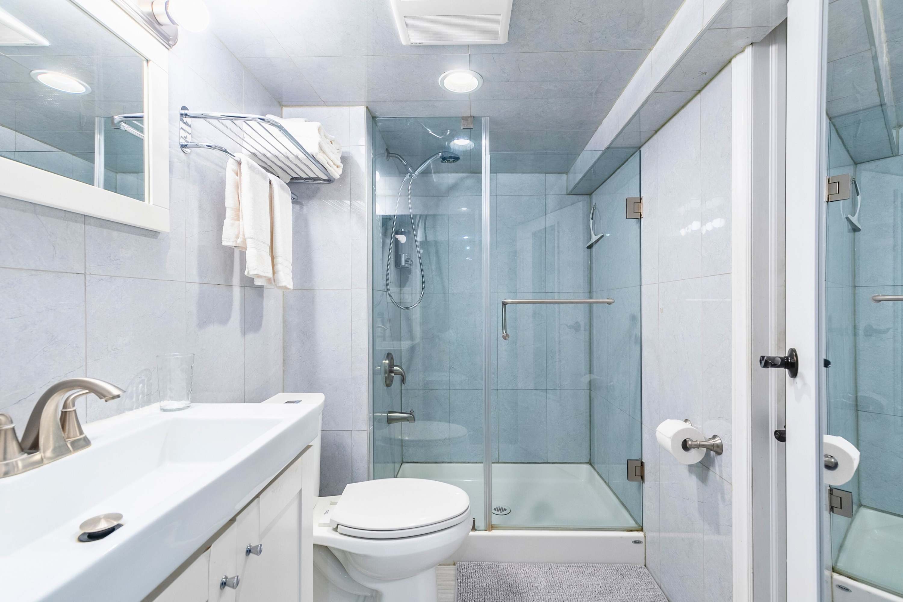 Full Bathroom 1