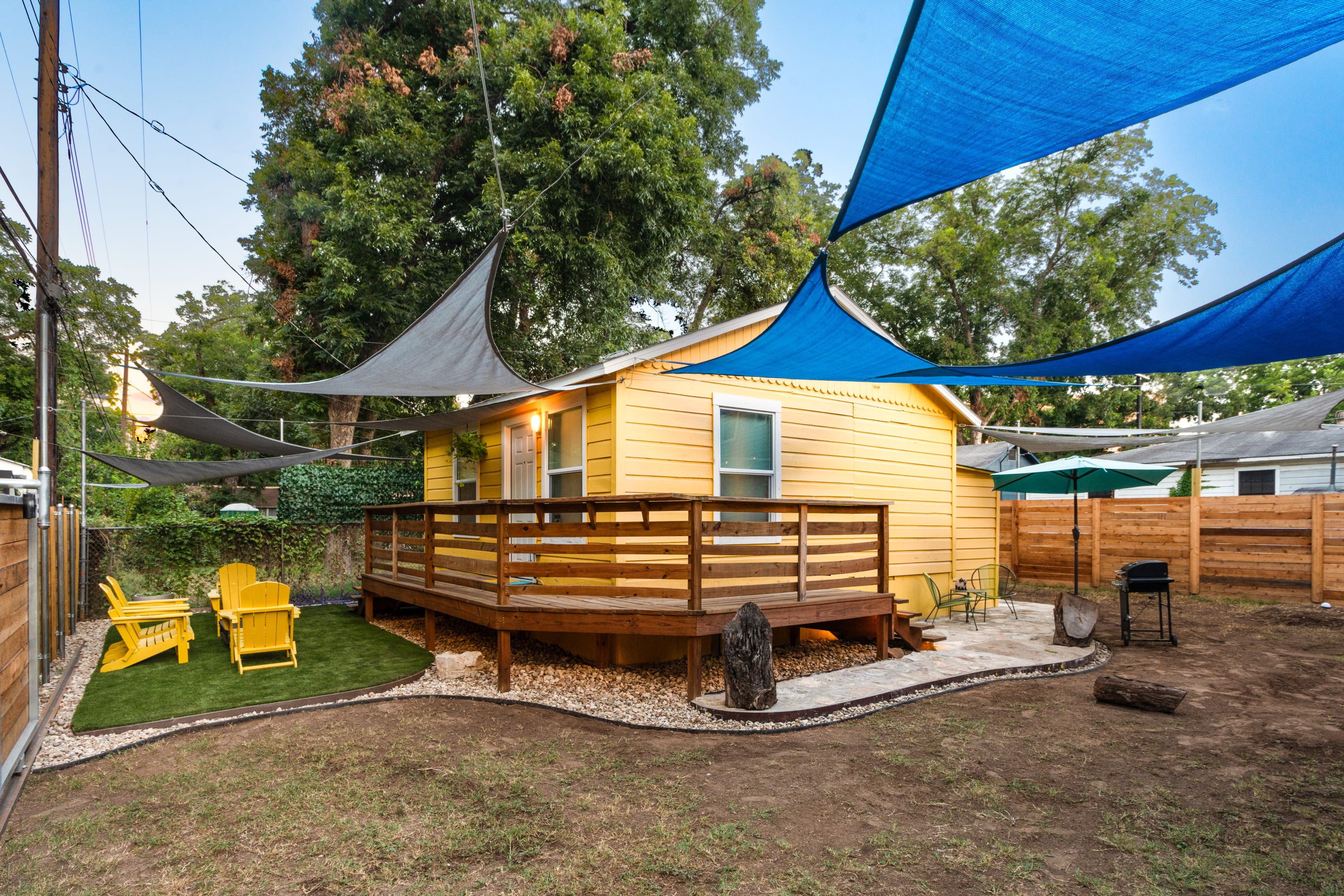 East Austin Bungalow w BBQ, Firepit, Fun Yard