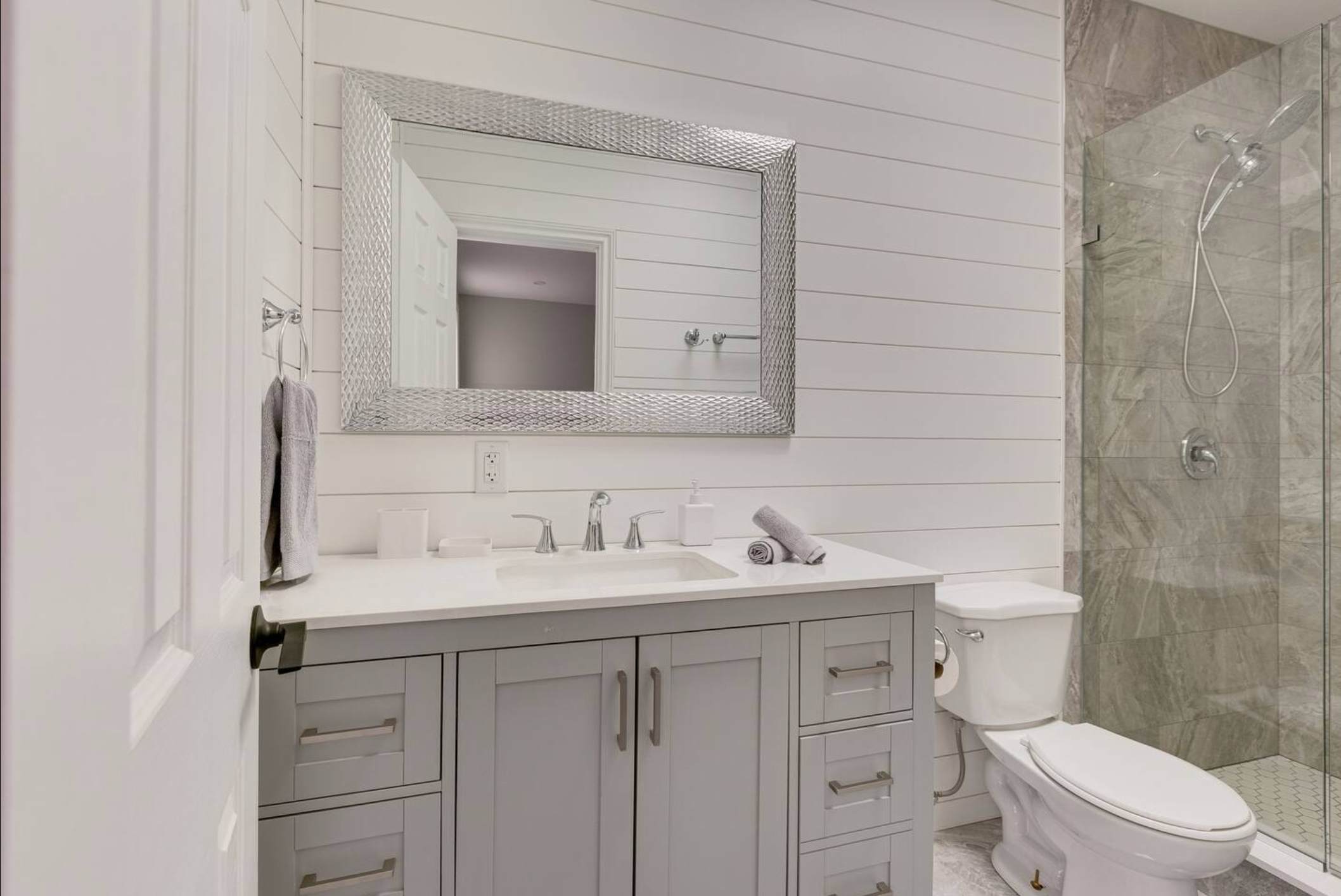 Full Bathroom 1