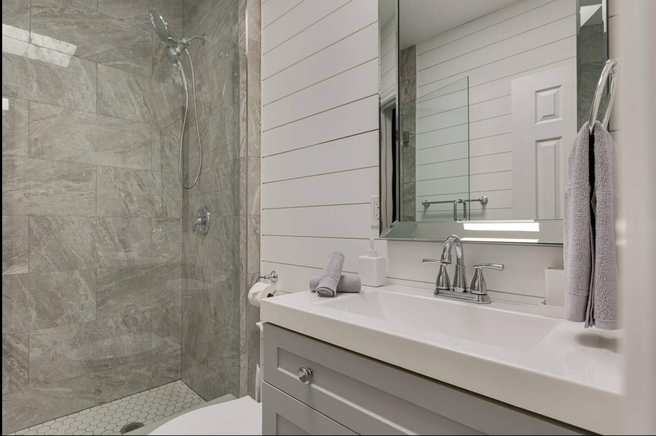 Full Bathroom 2