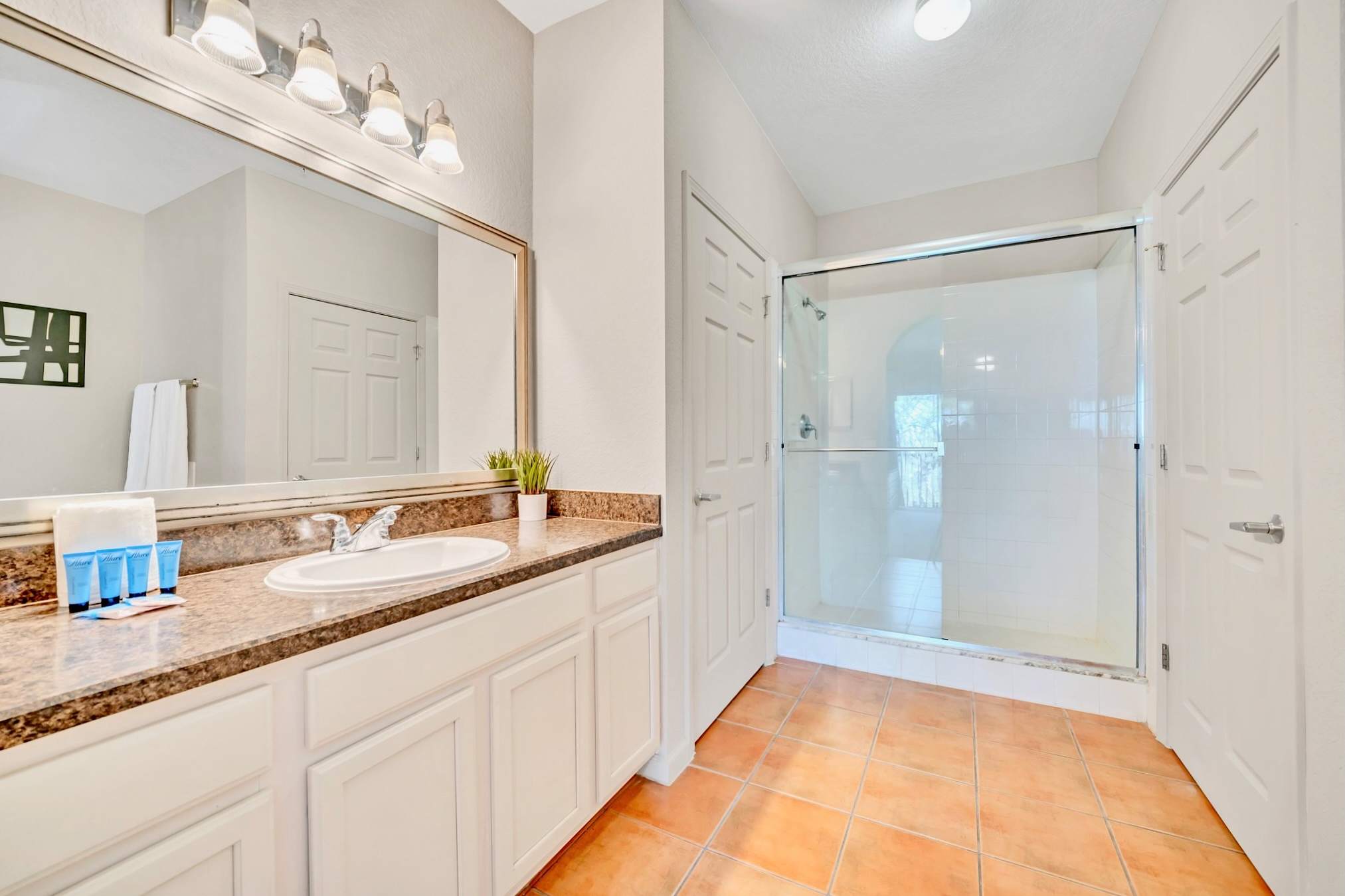 Full Bathroom 1