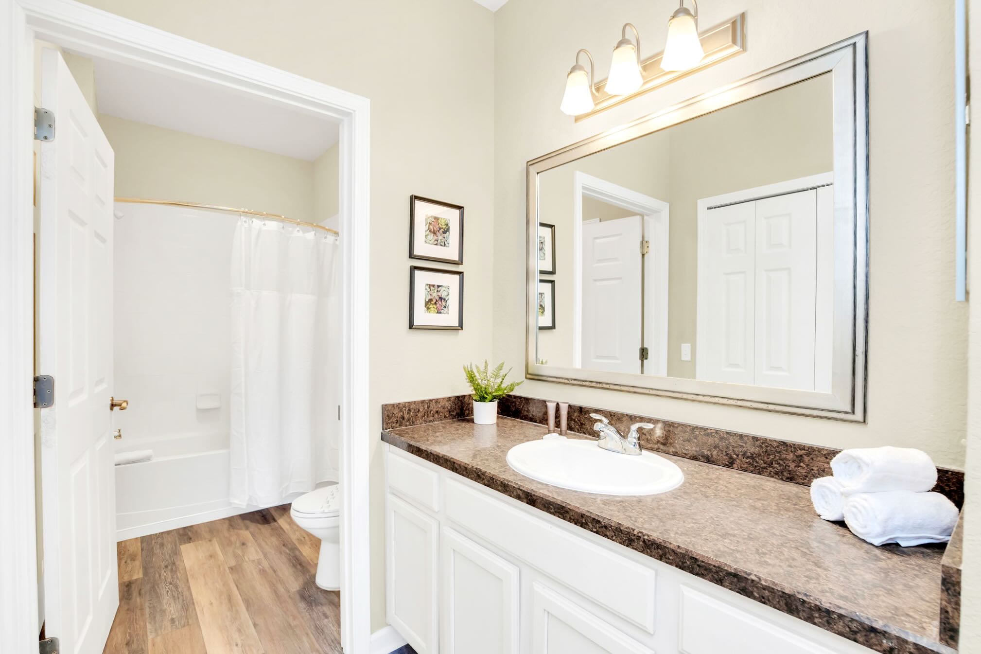 Full Bathroom 2