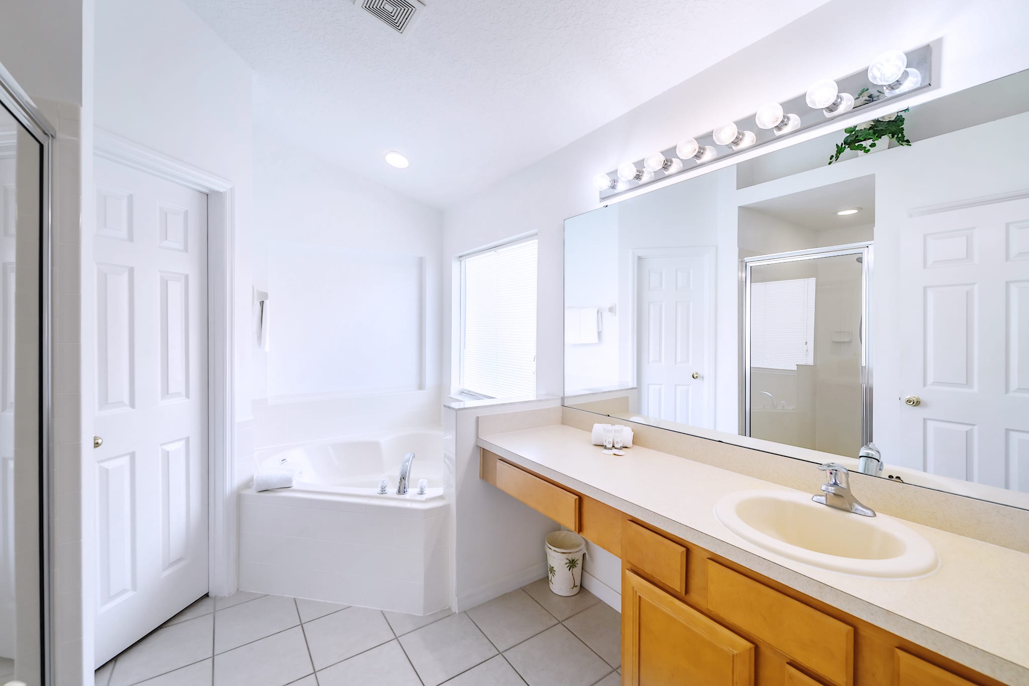 Full Bathroom 1