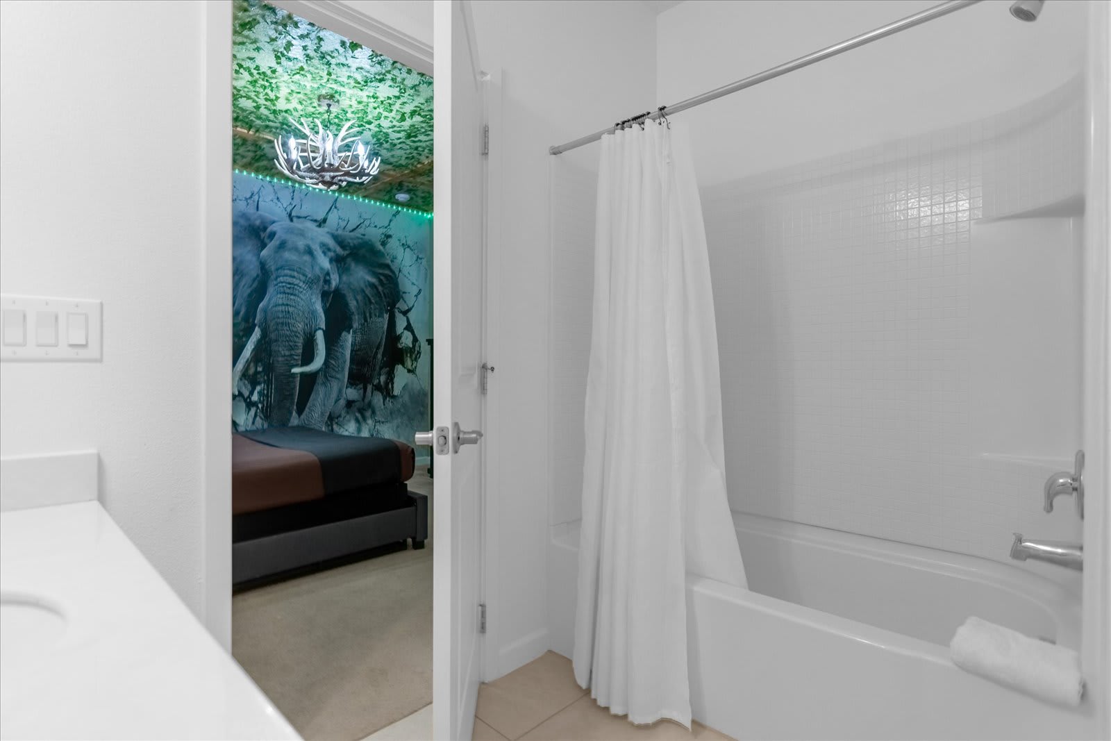 Full Bathroom 1
