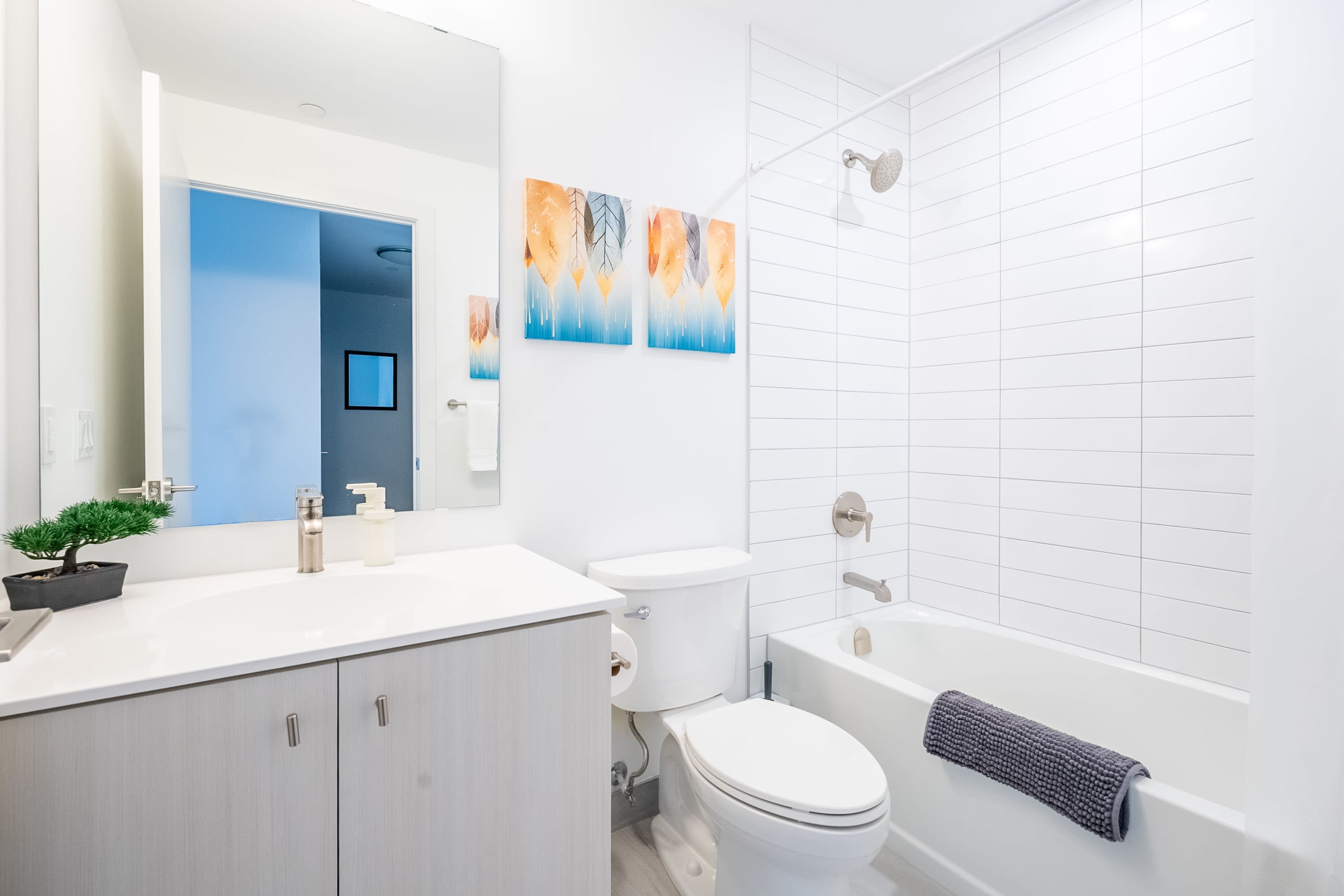Full Bathroom 1