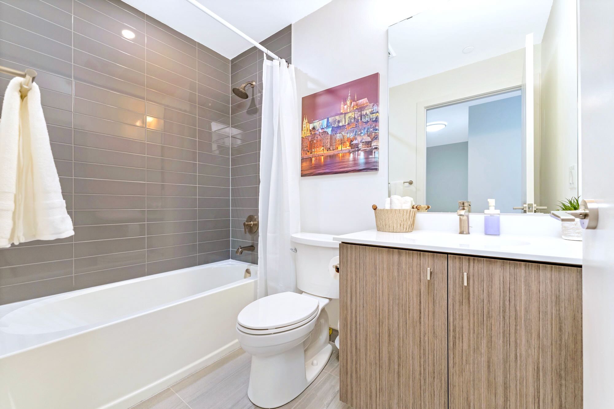 Full Bathroom 1