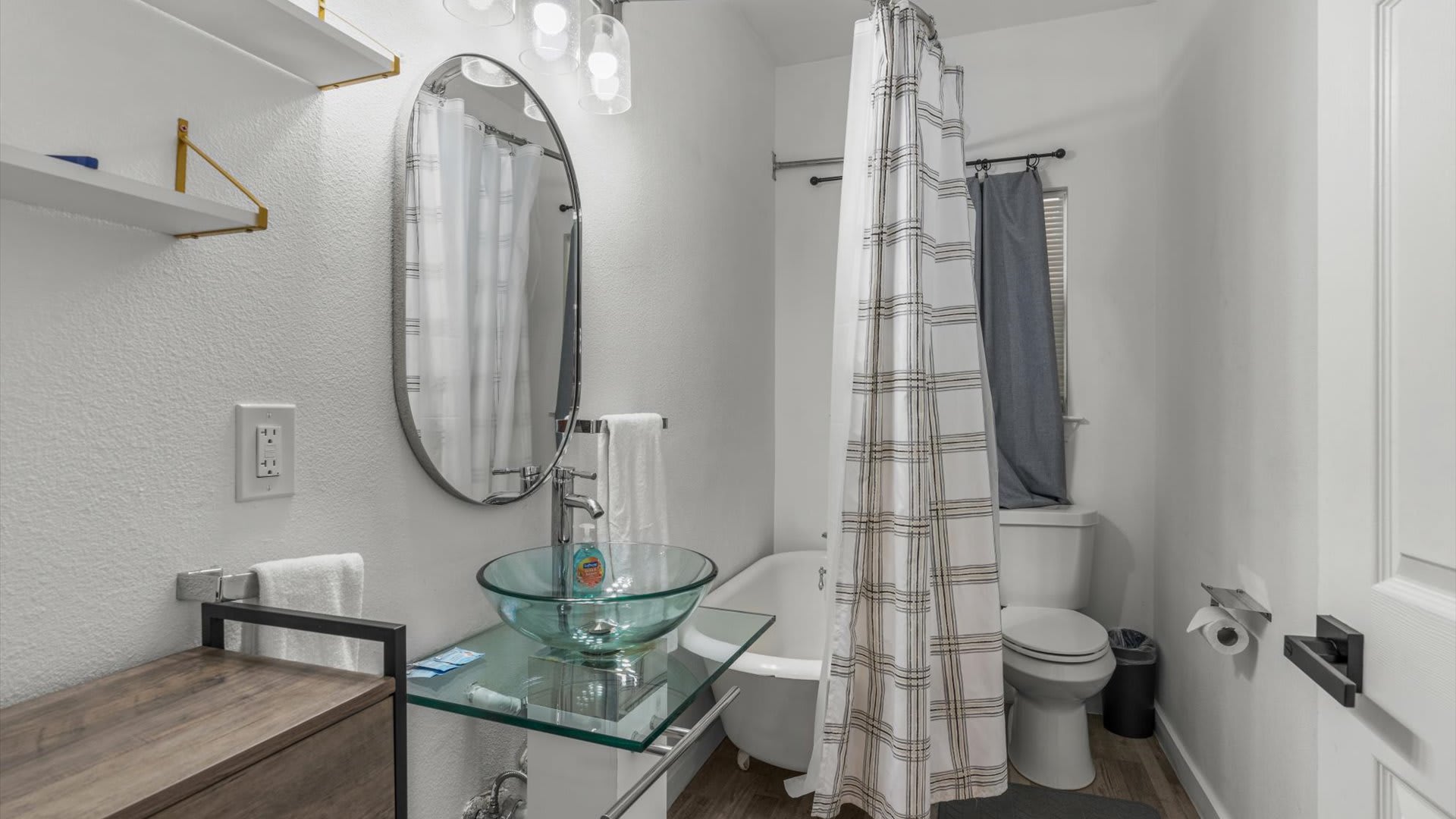 Full Bathroom 1