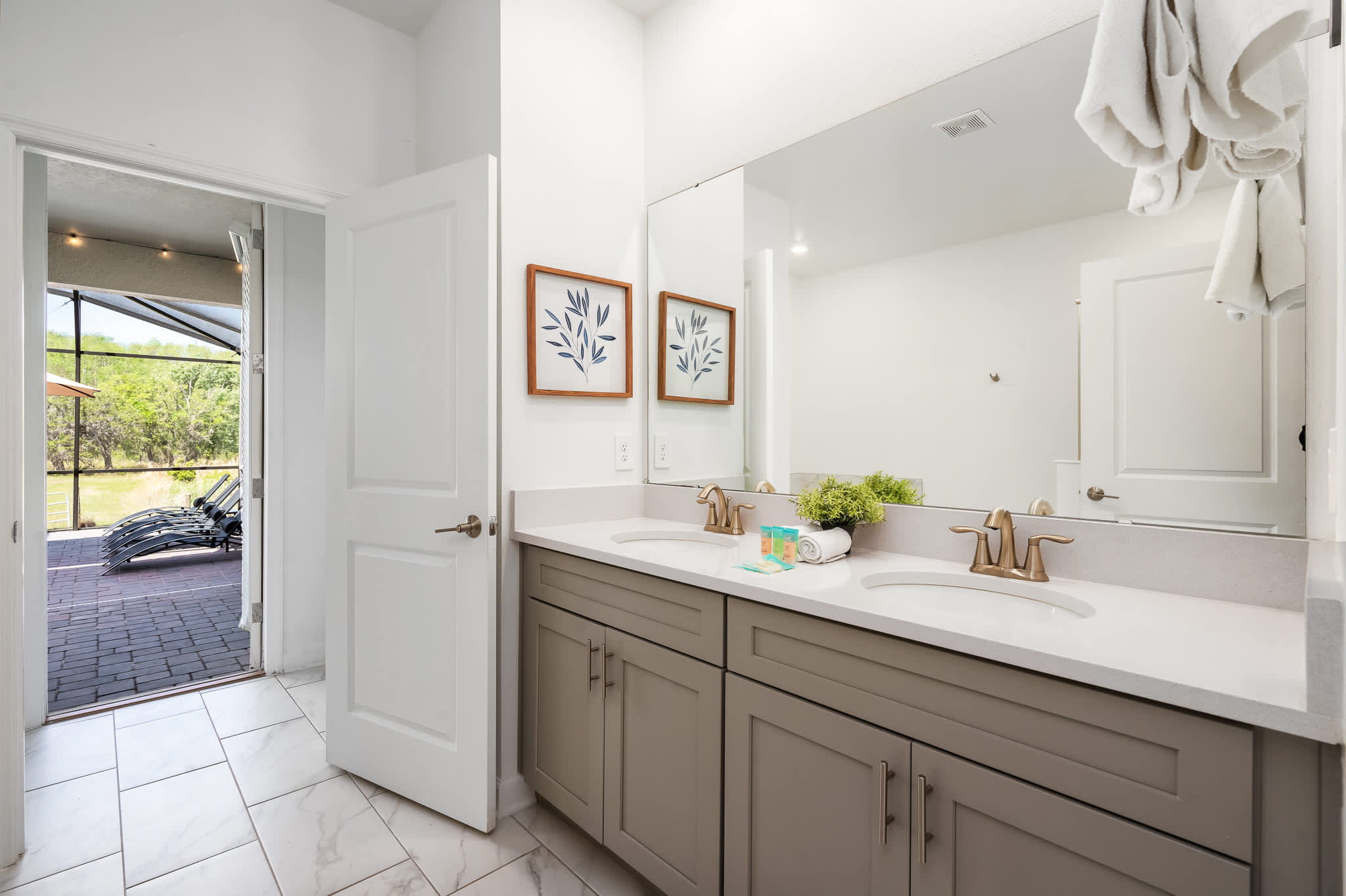 Full Bathroom 2