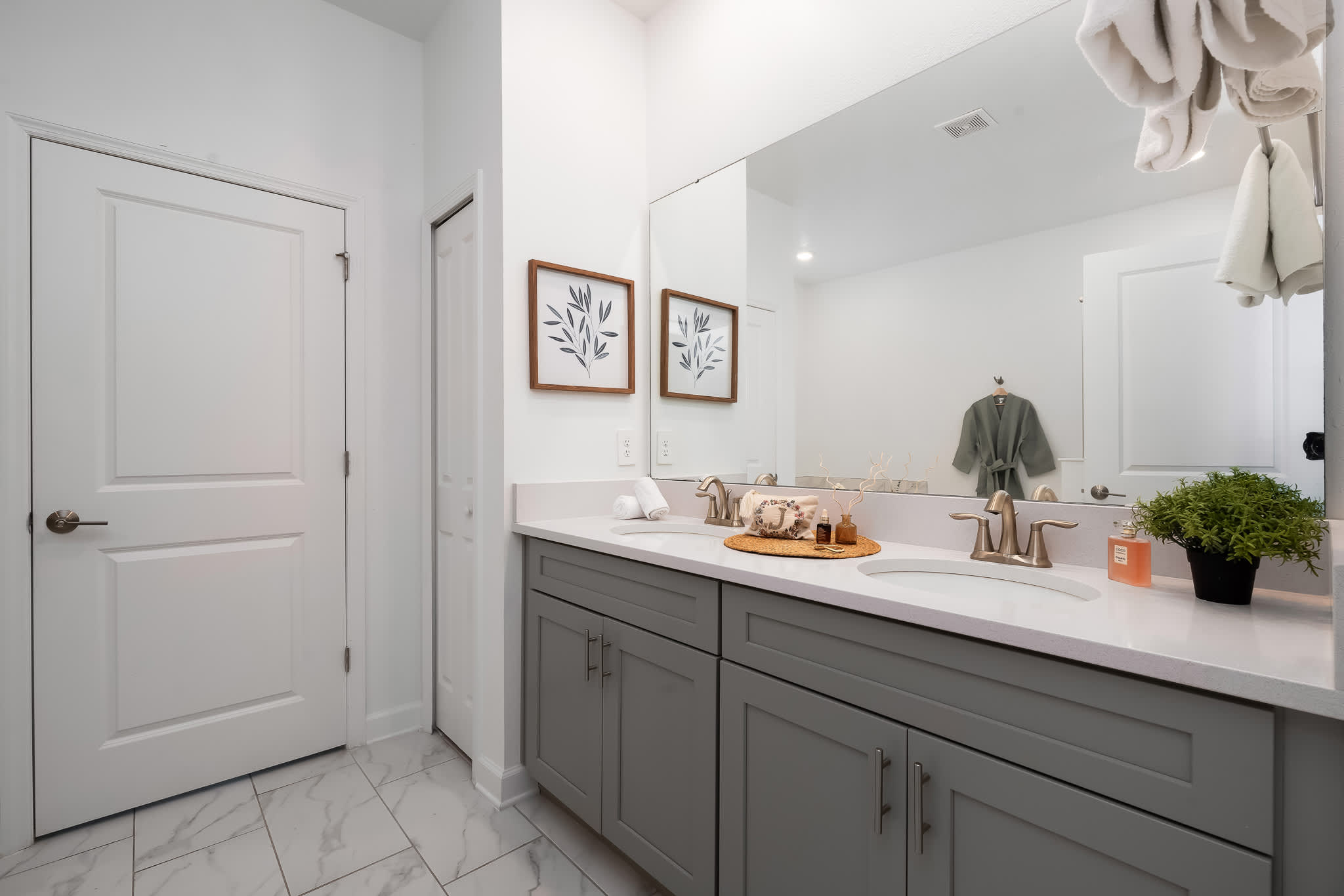 Full Bathroom 1
