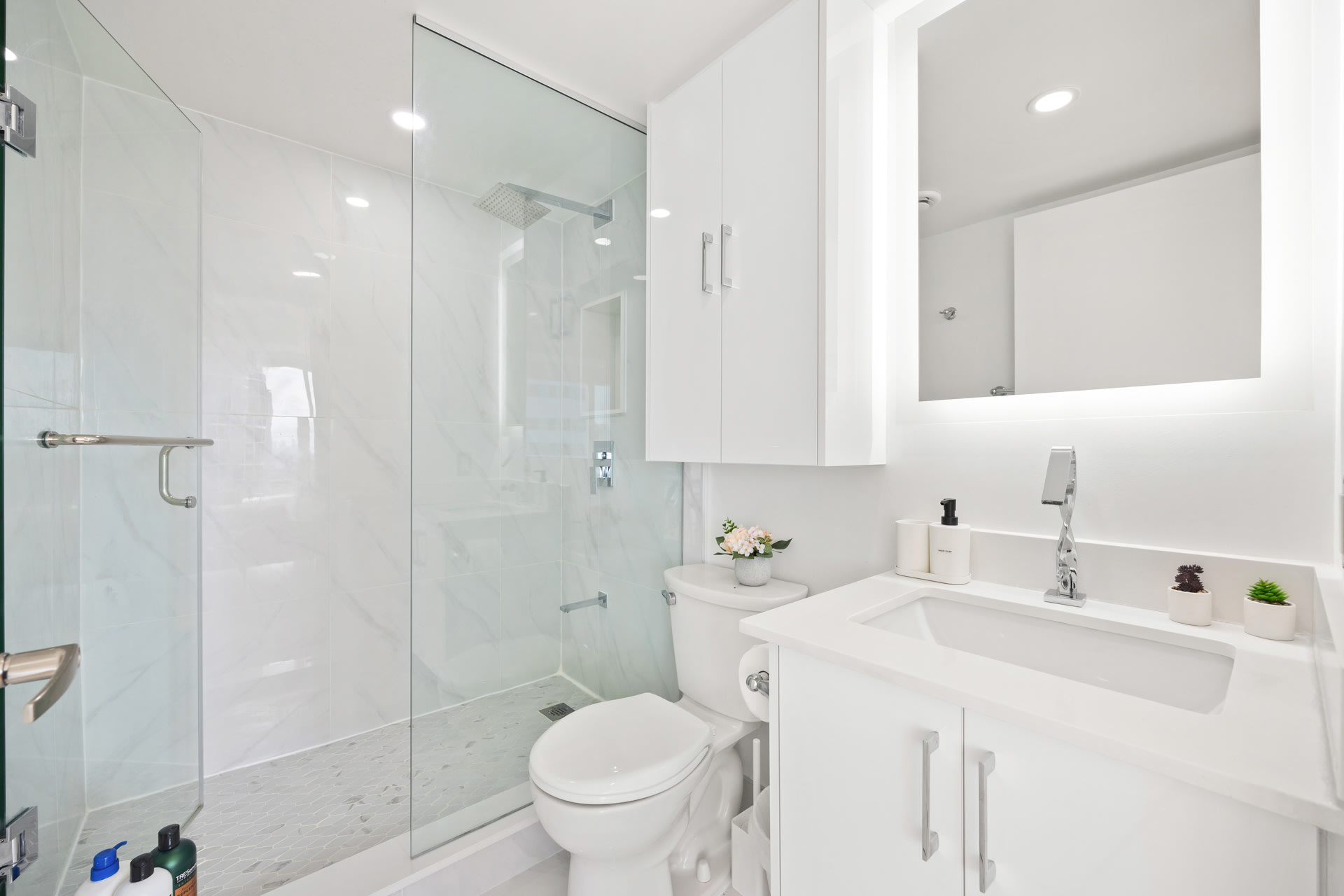 Full Bathroom 2