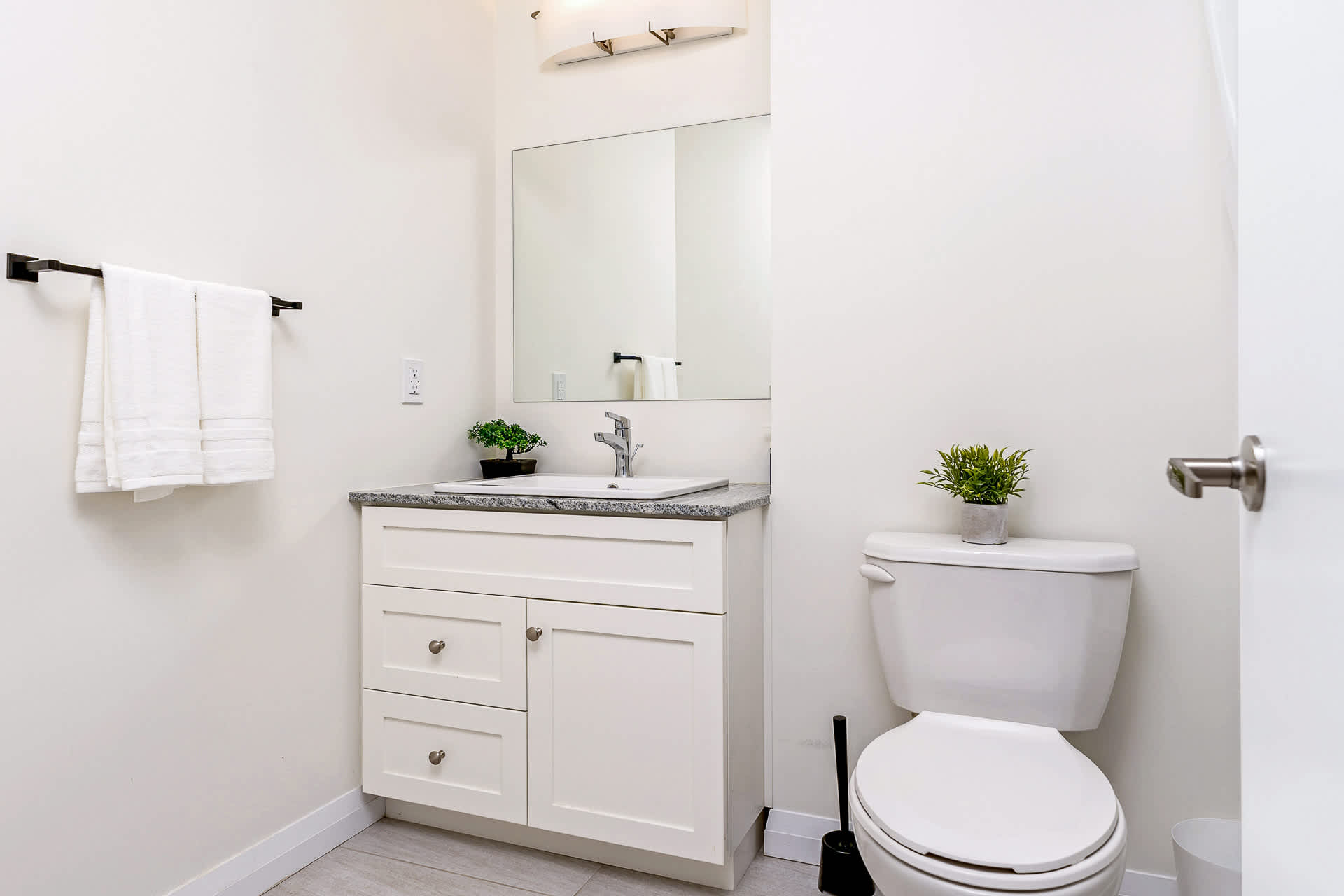 Full bathroom 1