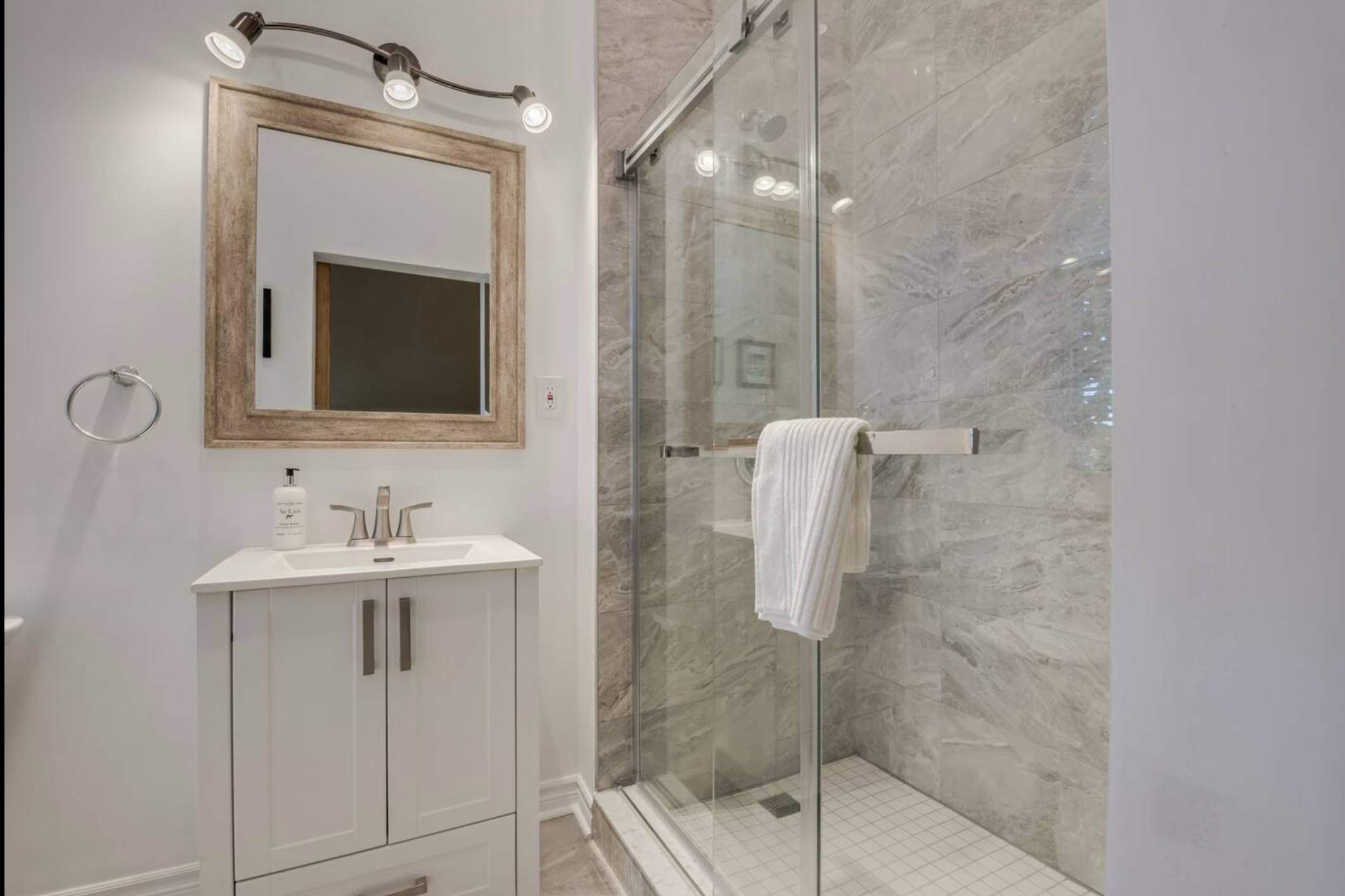 Full Bathroom 2