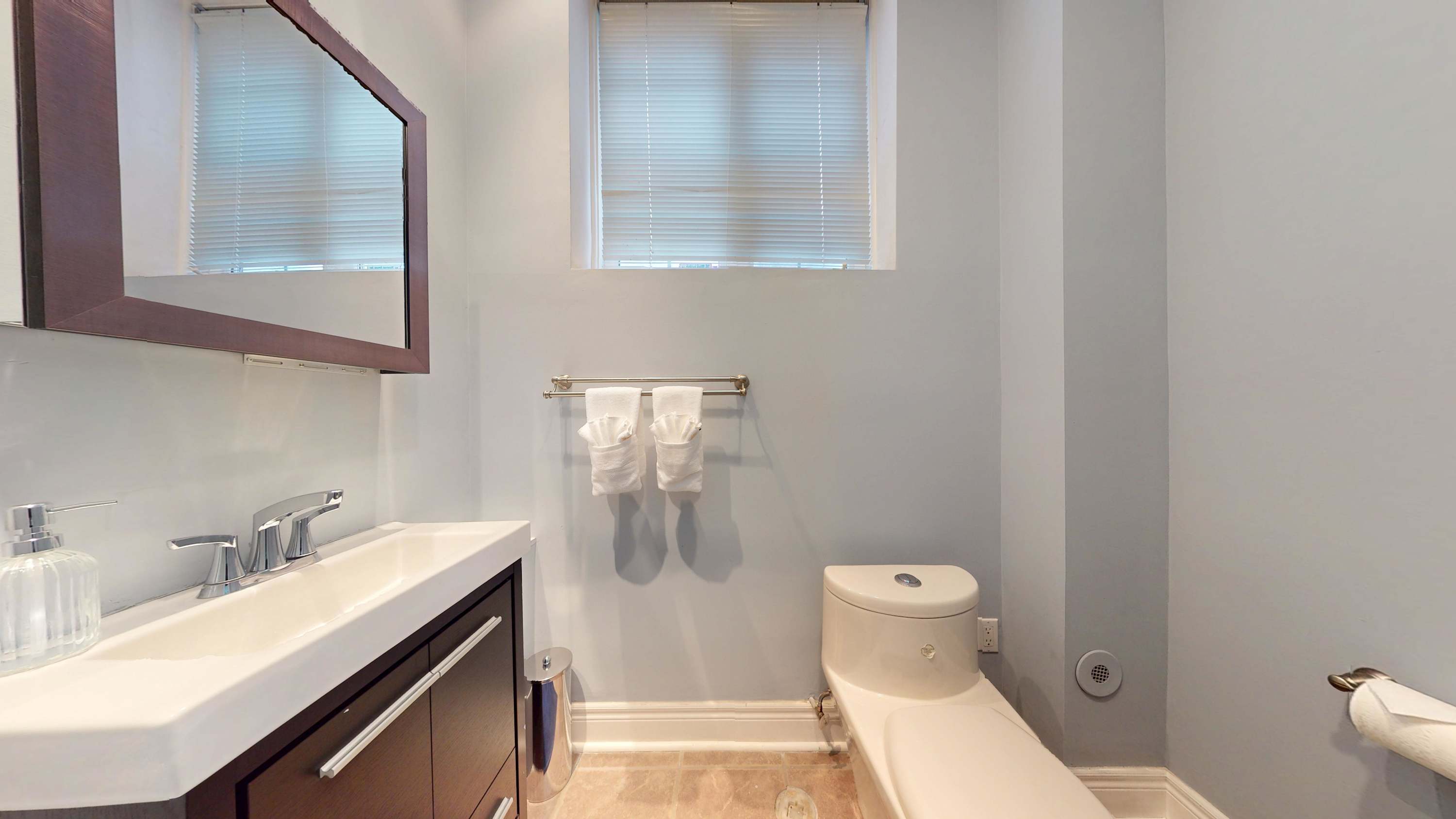 Bathroom 1 (Powder room)