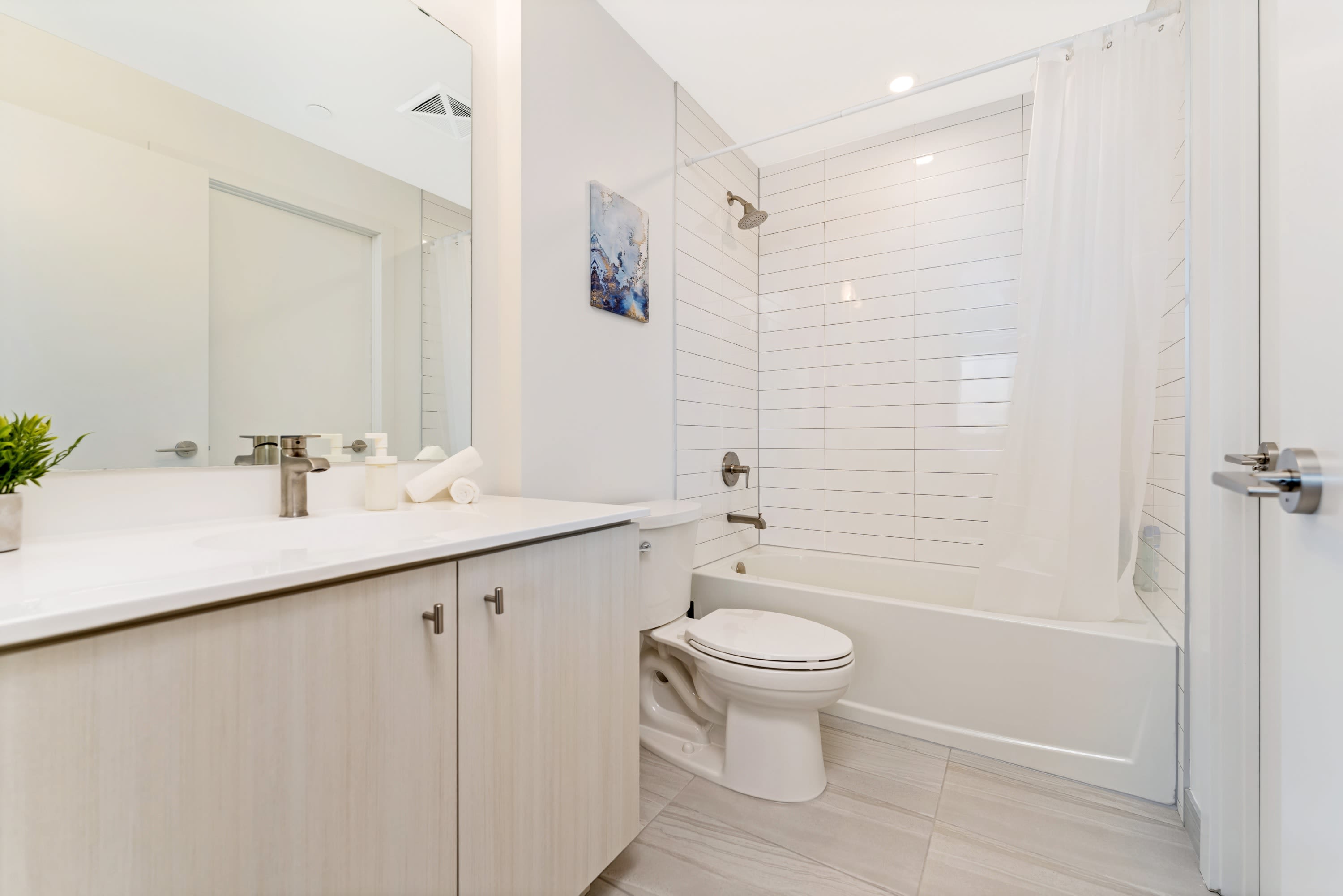 Full Bathroom 1