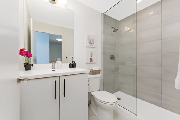 Full Bathroom 1