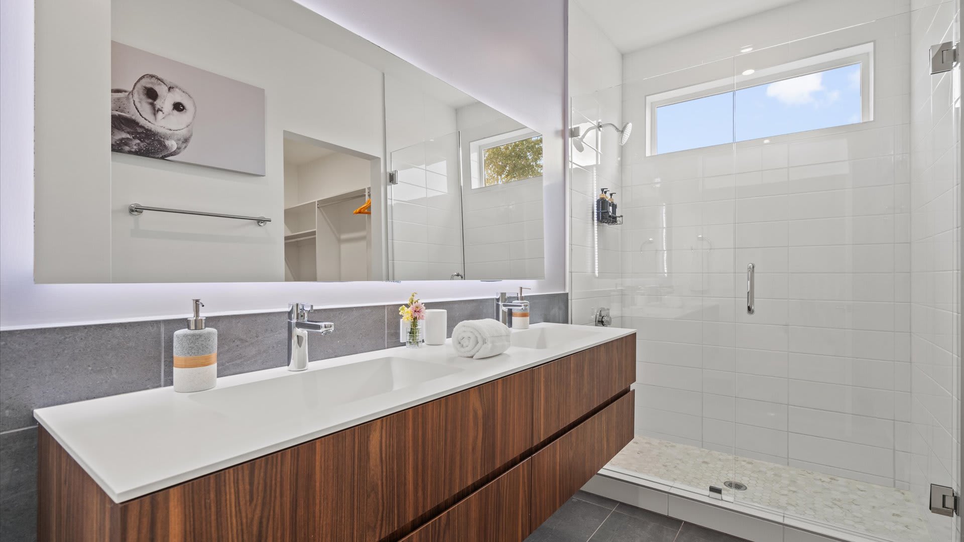 Full Bathroom 4