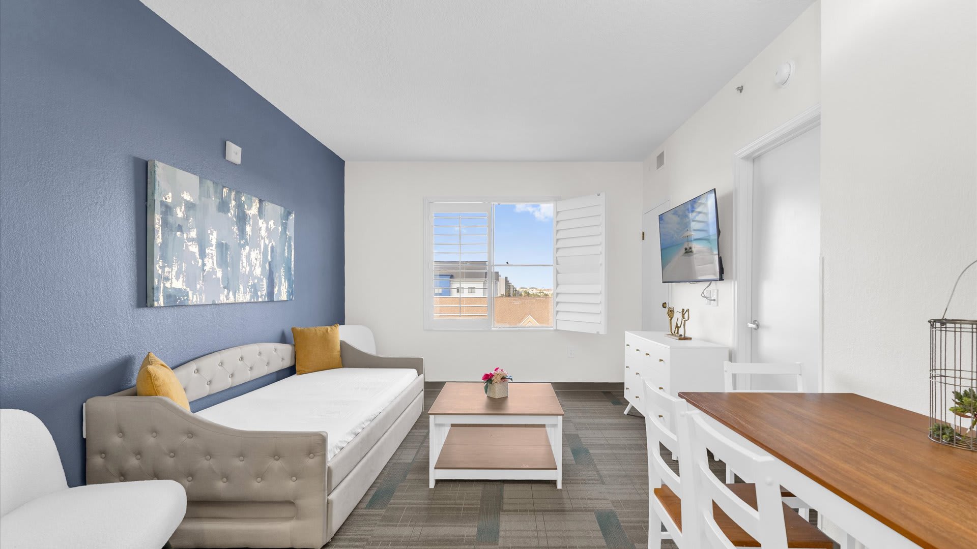 Newly Renovated Suite with Hot Tub and Pool