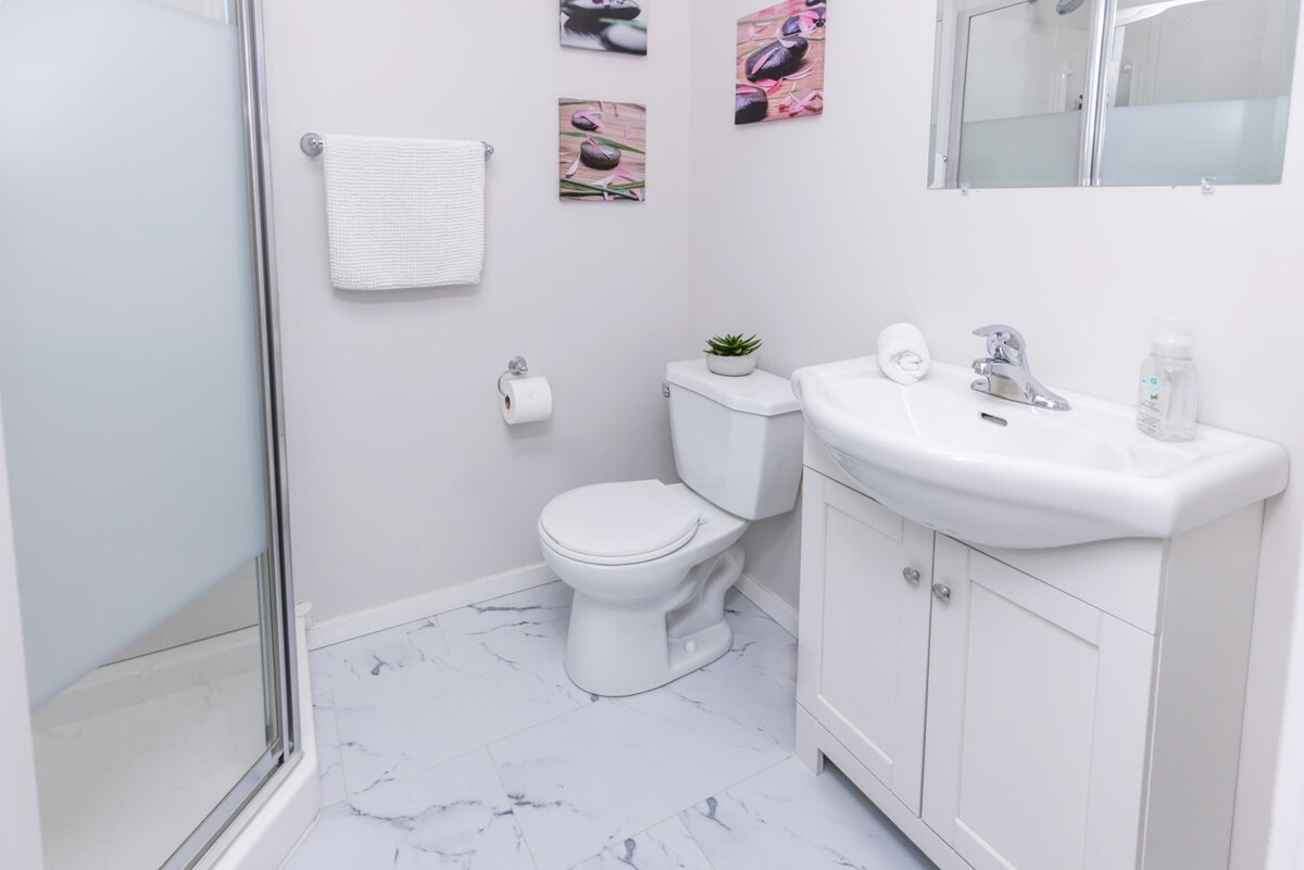 Full Bathroom 1