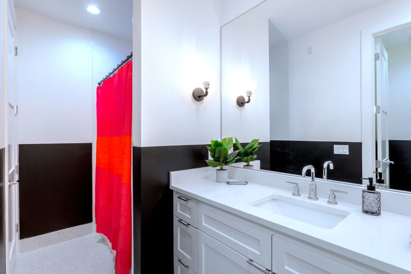 Full Bathroom 1