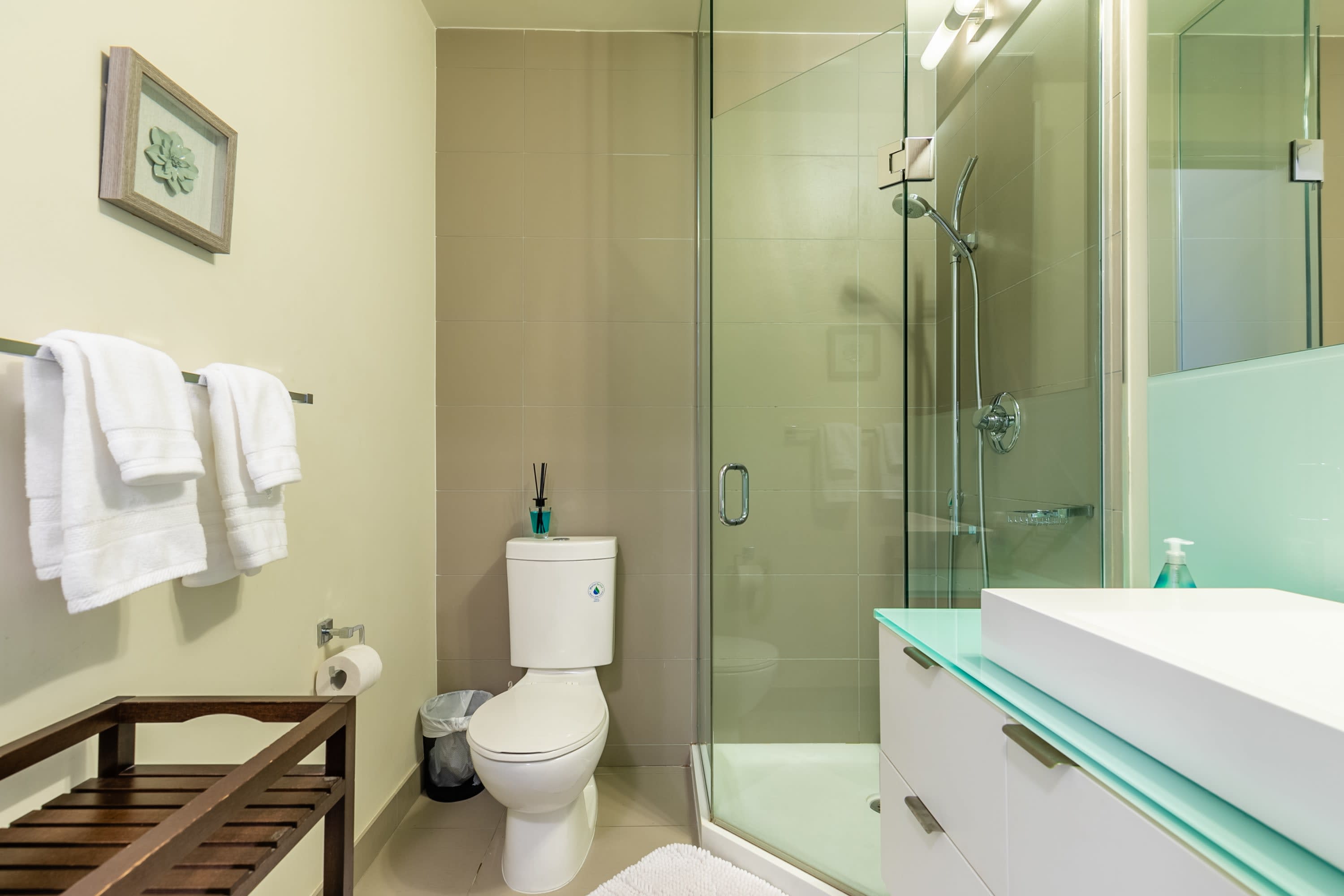 Full Bathroom 1