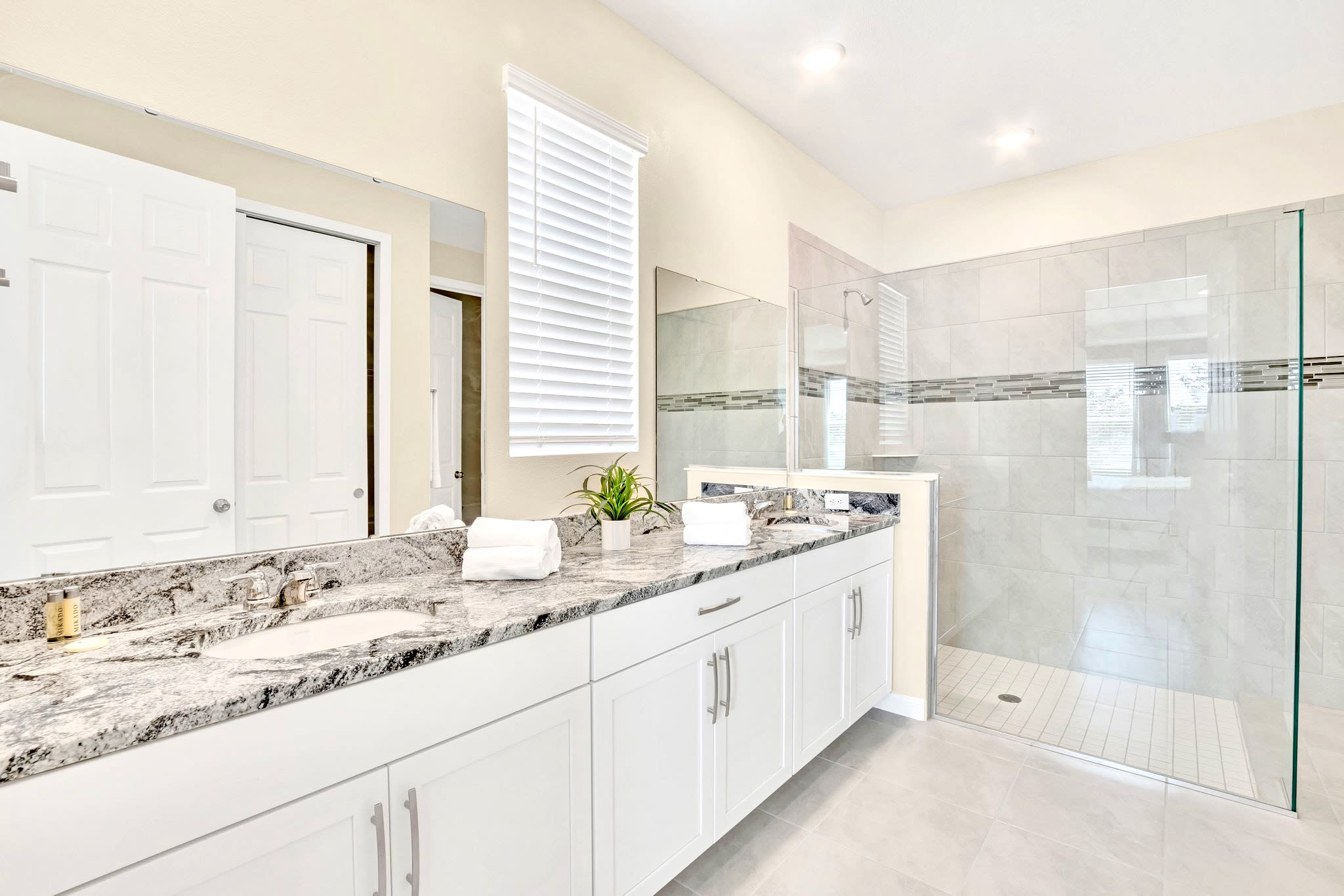 Full Bathroom 1