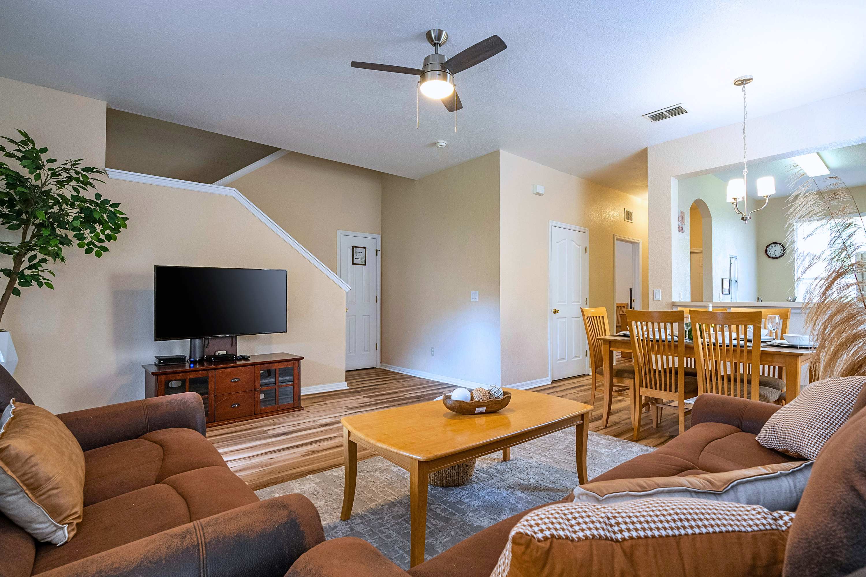 Spacious Townhome Near Disney, Free Parking, photo 6 of 39