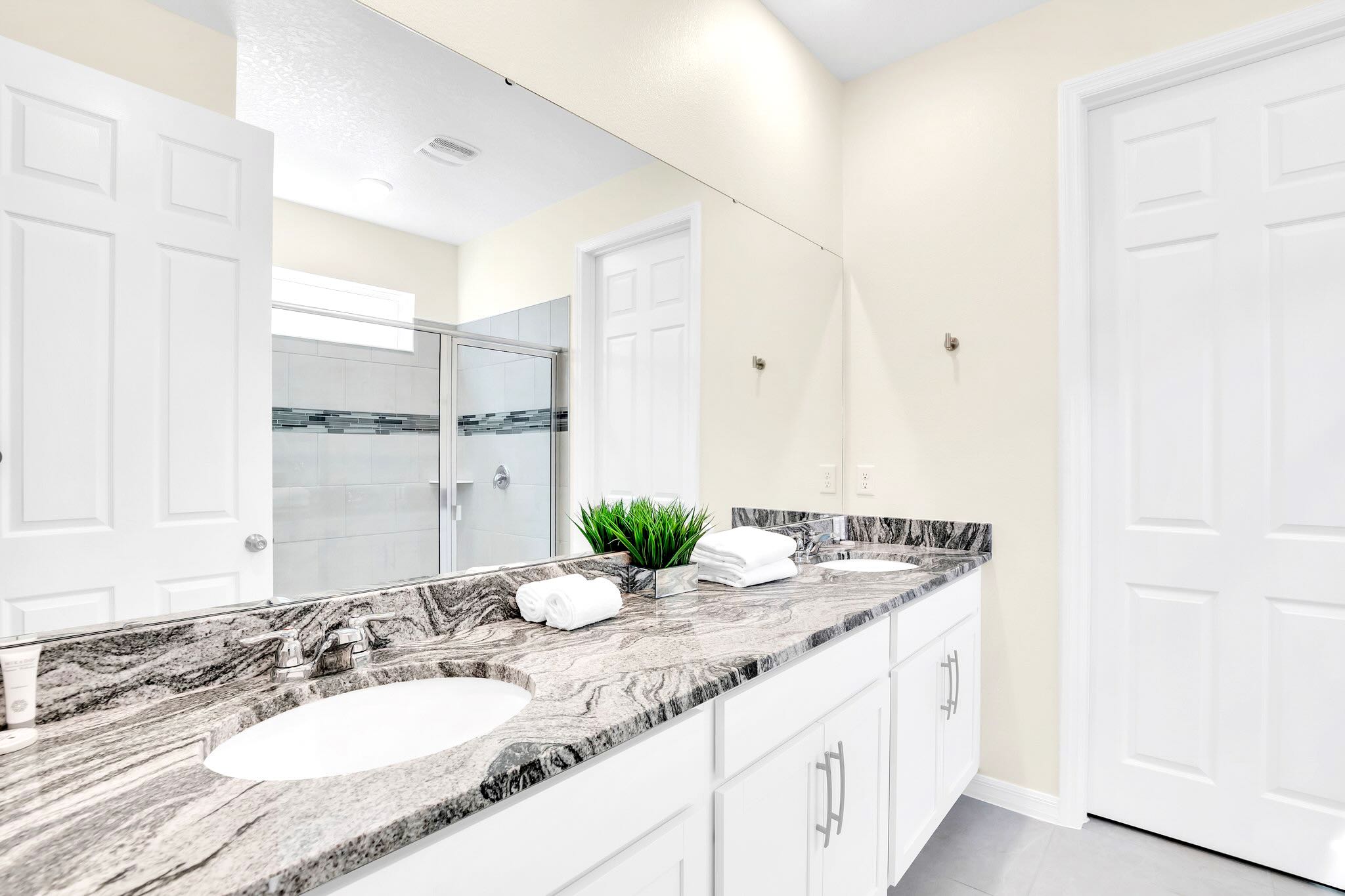 Full Bathroom 2