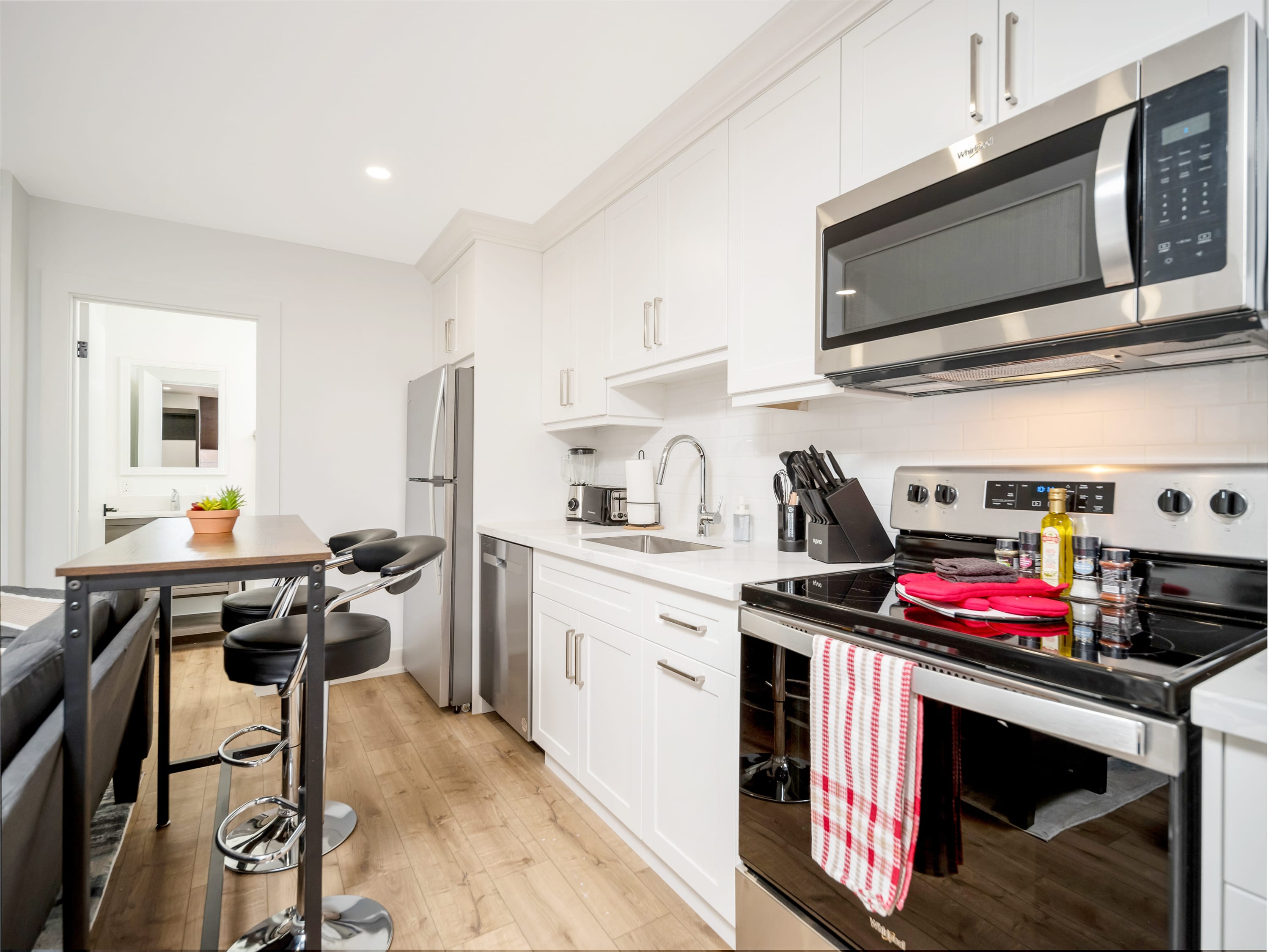 Studio Near Corktown and James Street South, photo 3 of 21