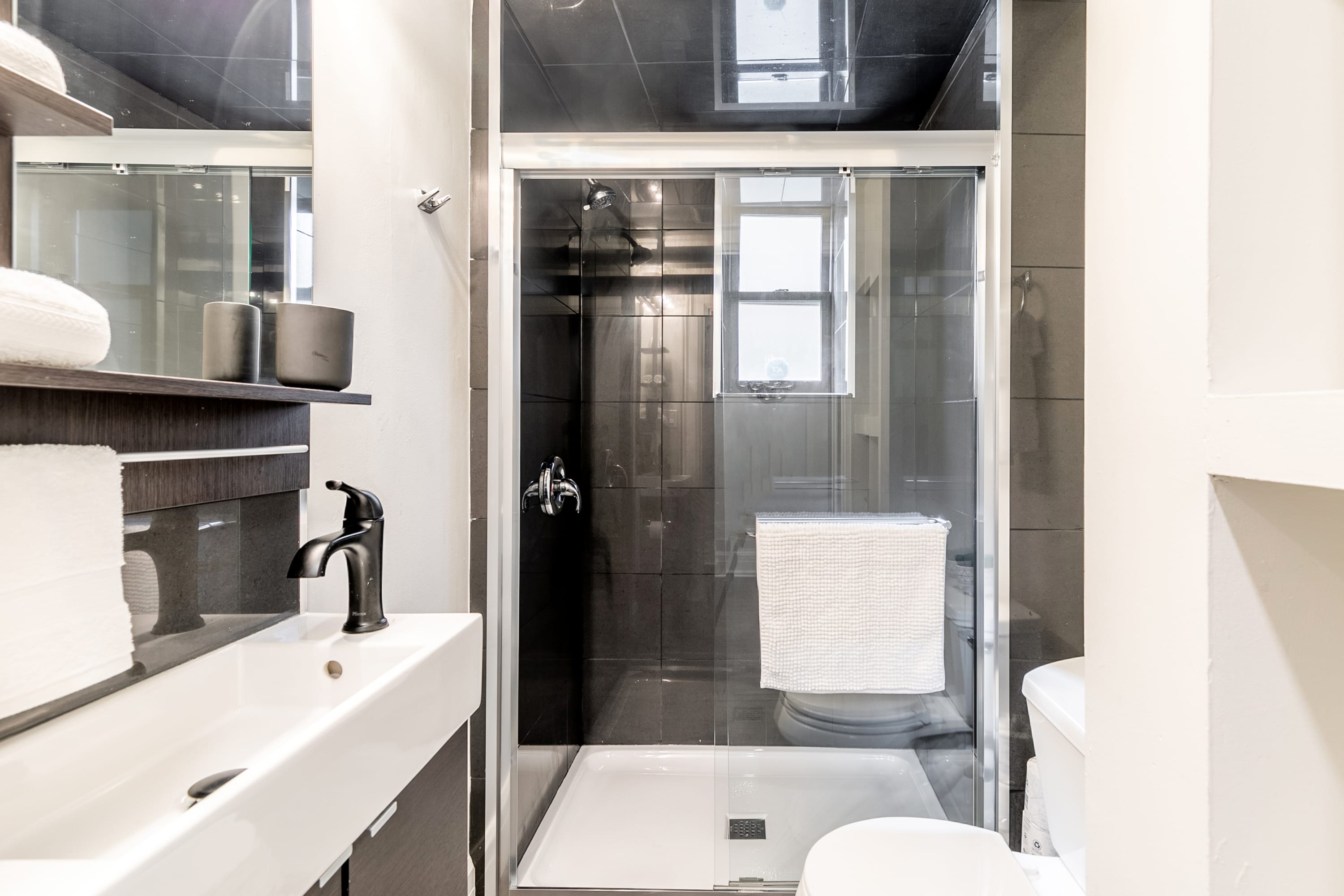 Full Bathroom 1