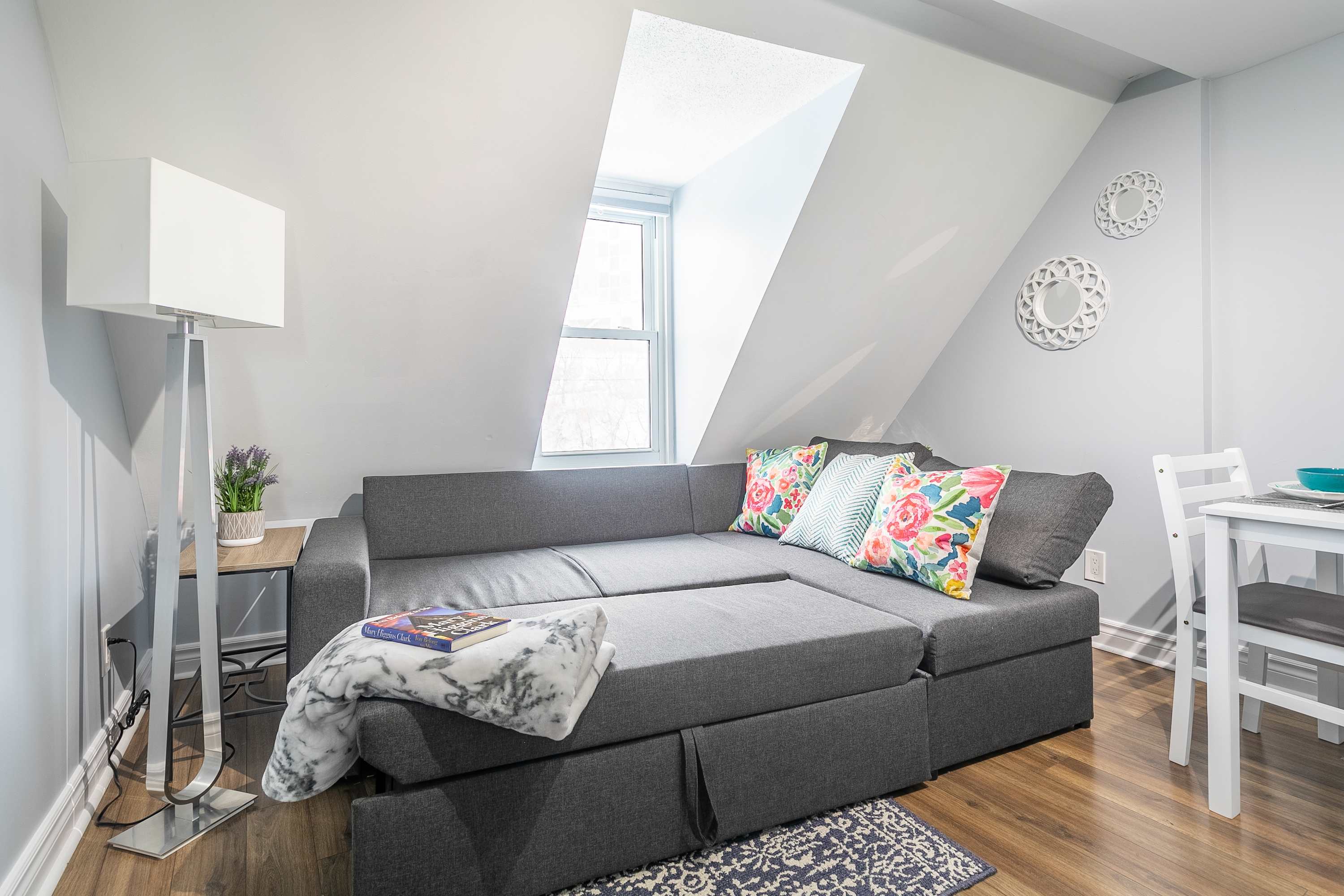 Queen L-pullout sofa 