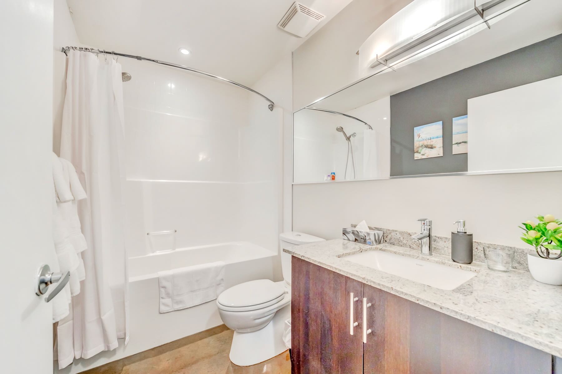 Full bathroom 1