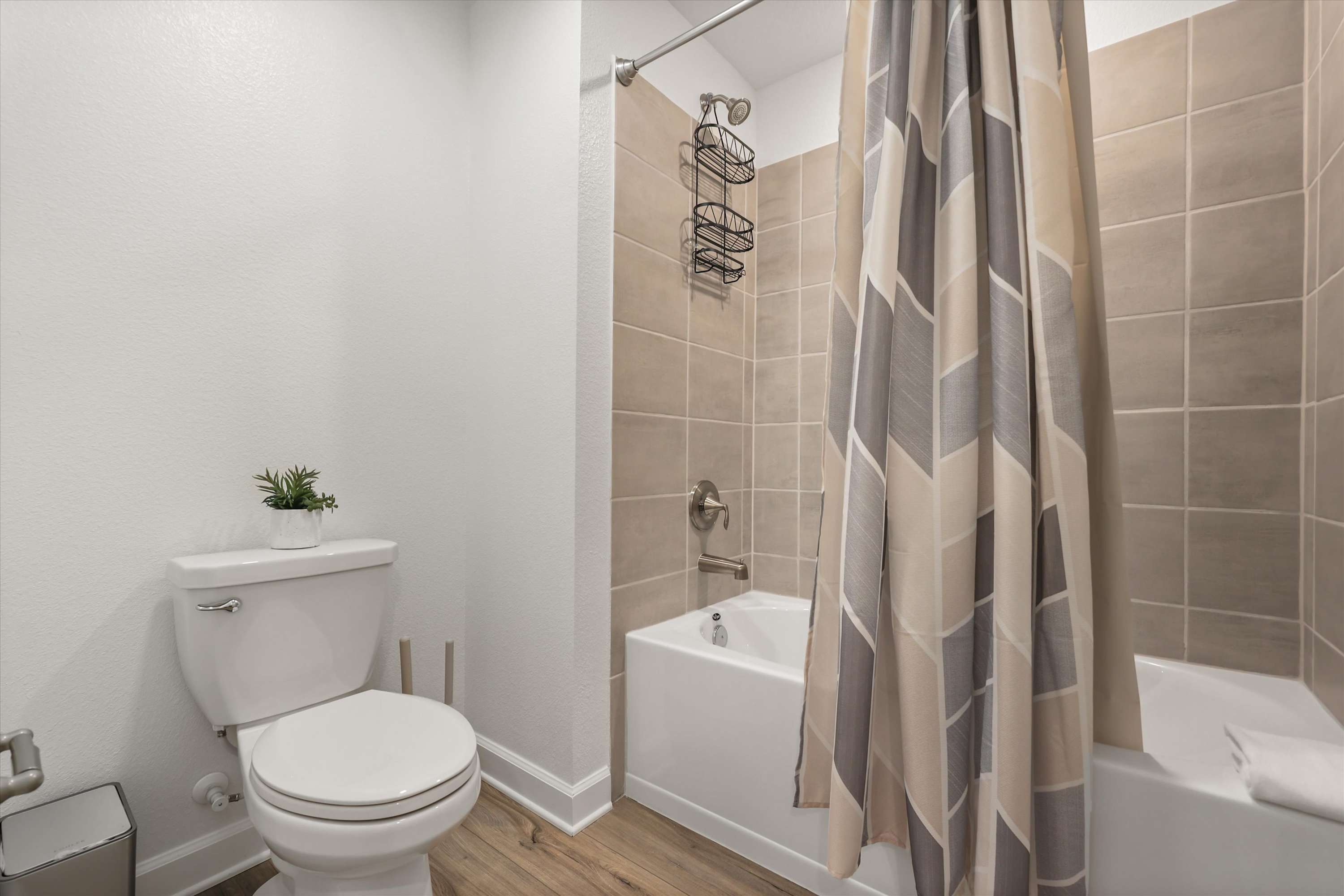 Full bathroom 1