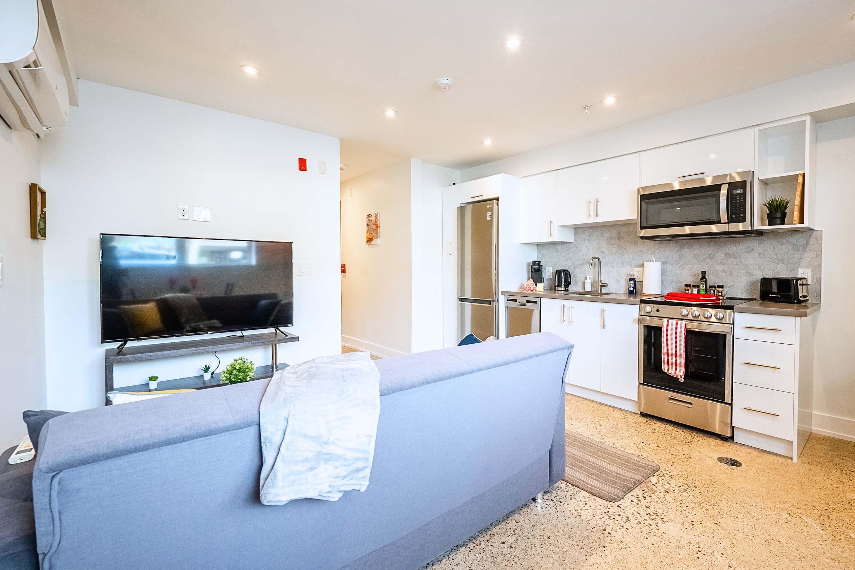 Basement Suite Near High Park & Dundas Subway, photo 8 of 17