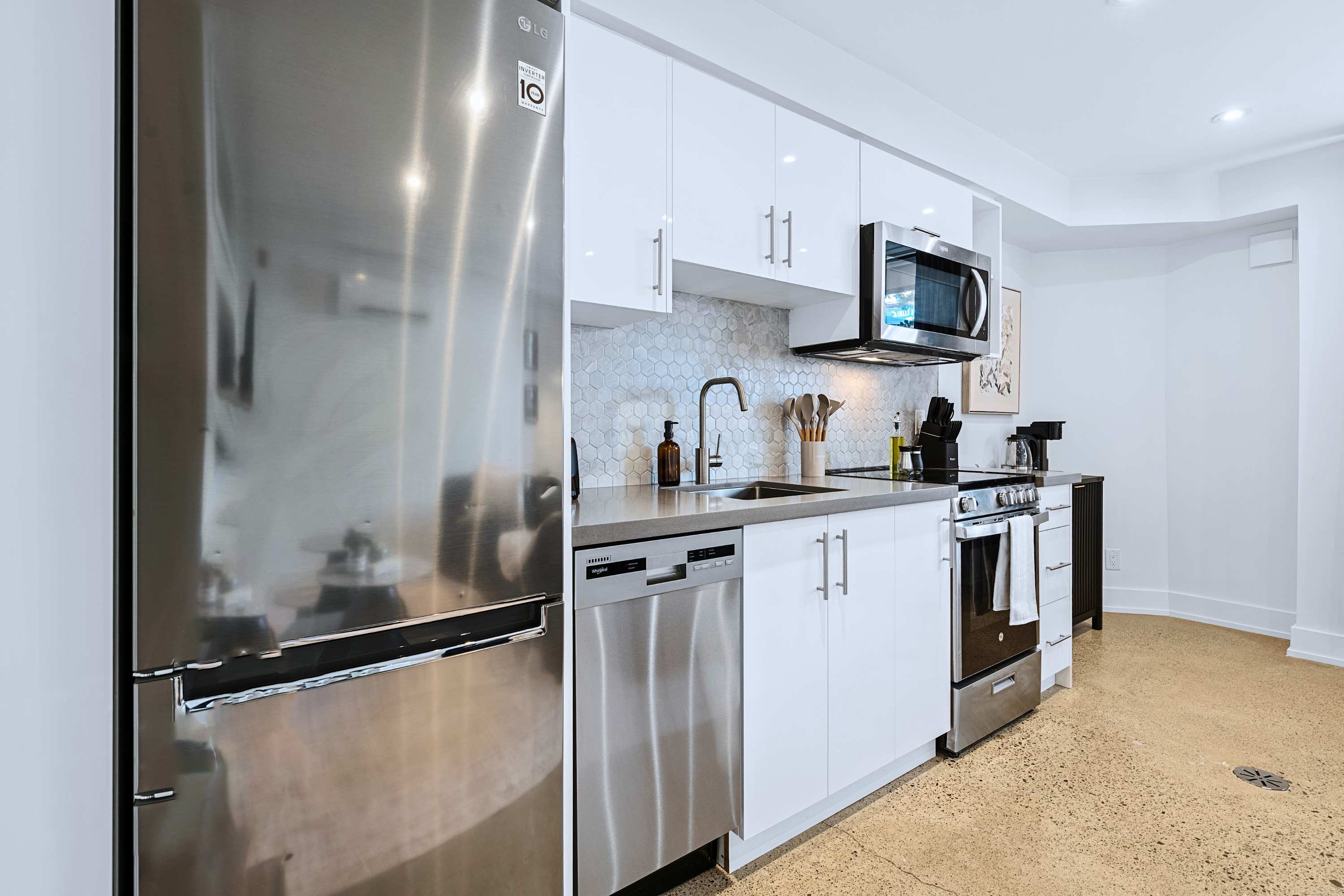 Basement Suite Near High Park & Dundas Subway, photo 9 of 17