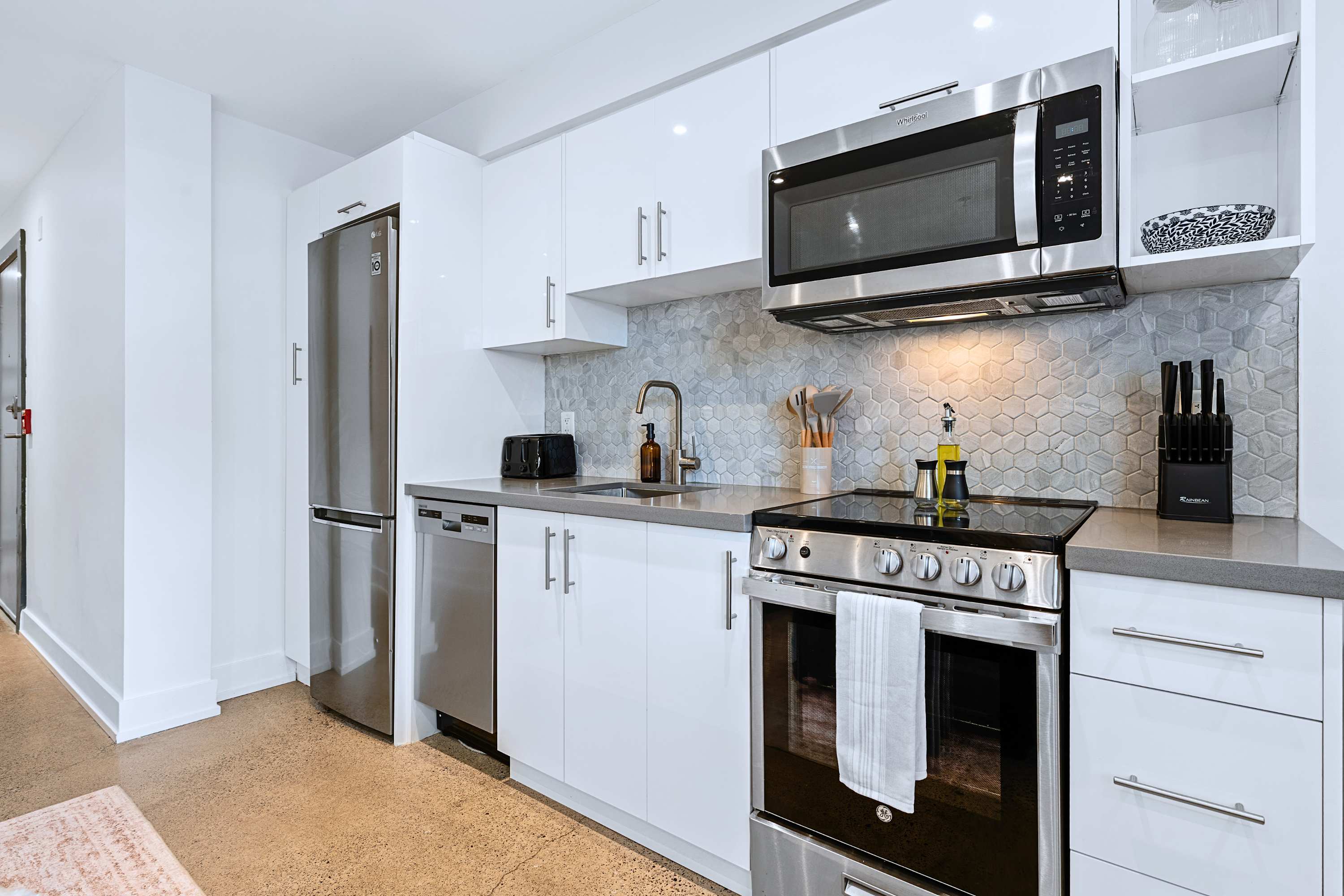 Basement Suite Near High Park & Dundas Subway, photo 2 of 17