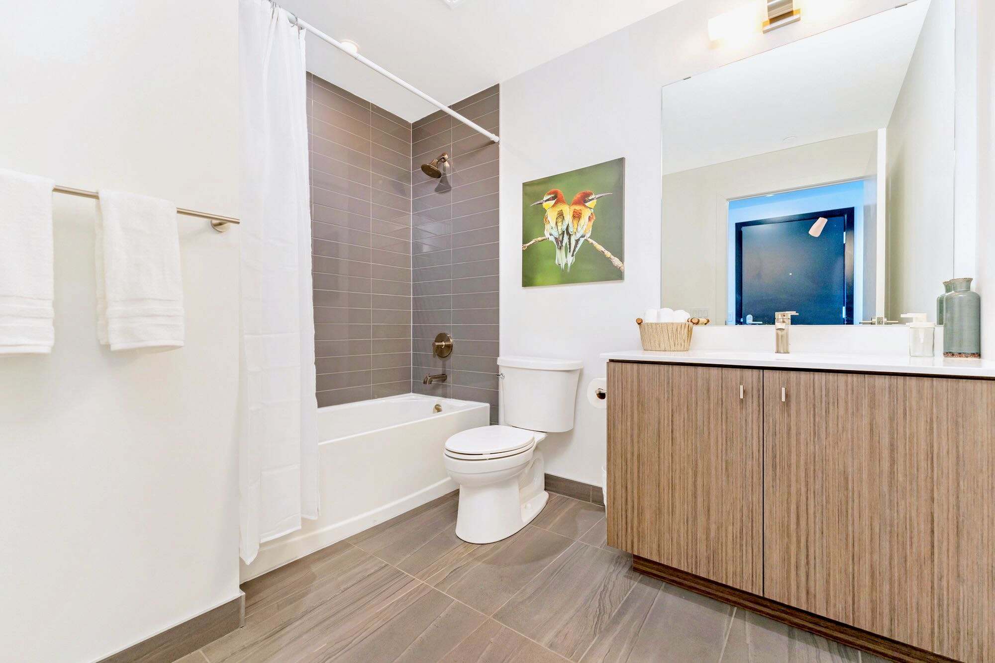 Full Bathroom 1