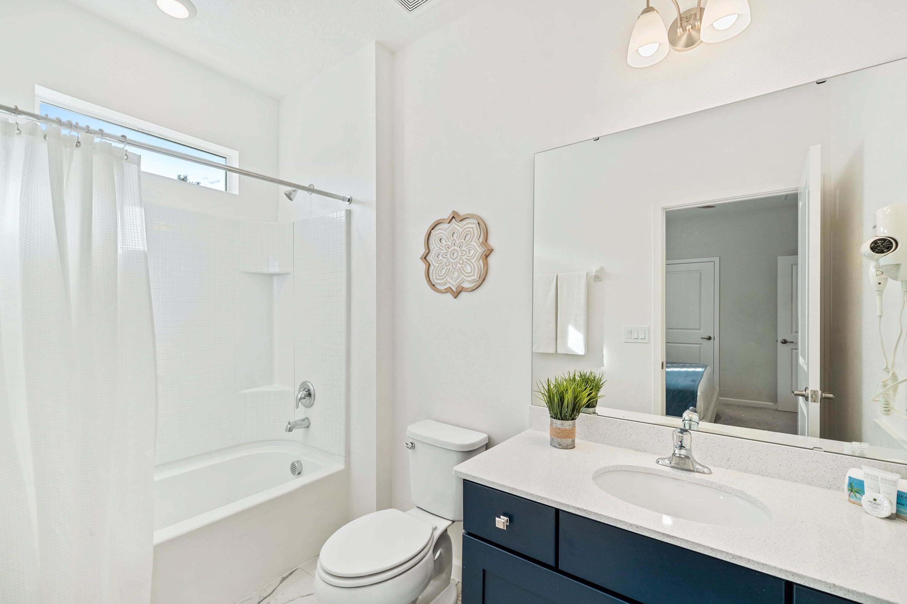 Full Bathroom 4