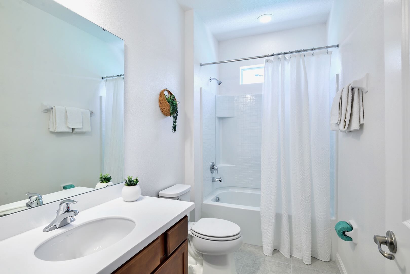 Full Bathroom 3
